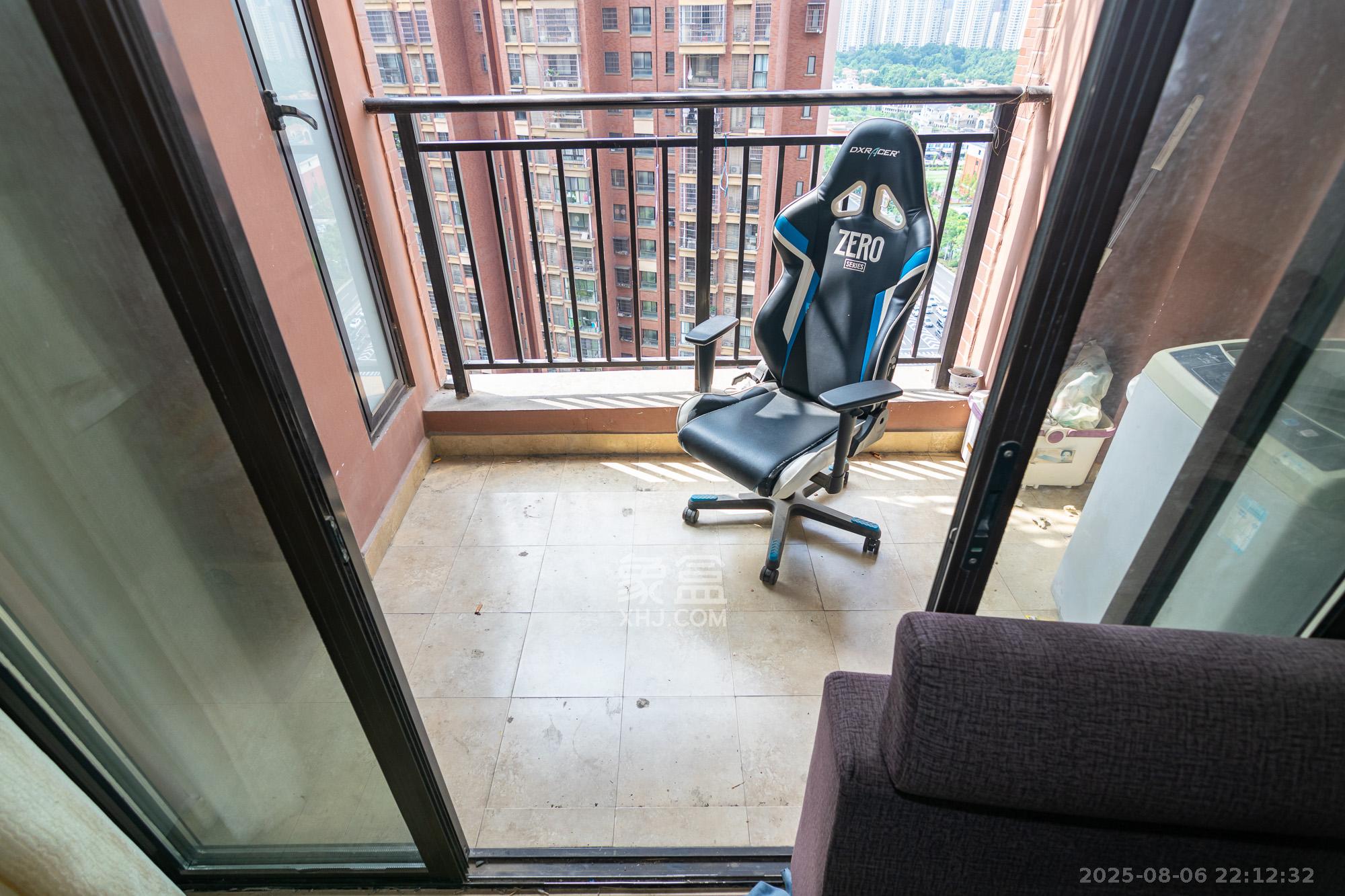 新城国际花都 3室2厅1卫 63.8万 新城国际花都 3室2厅1卫 63.8万阳台