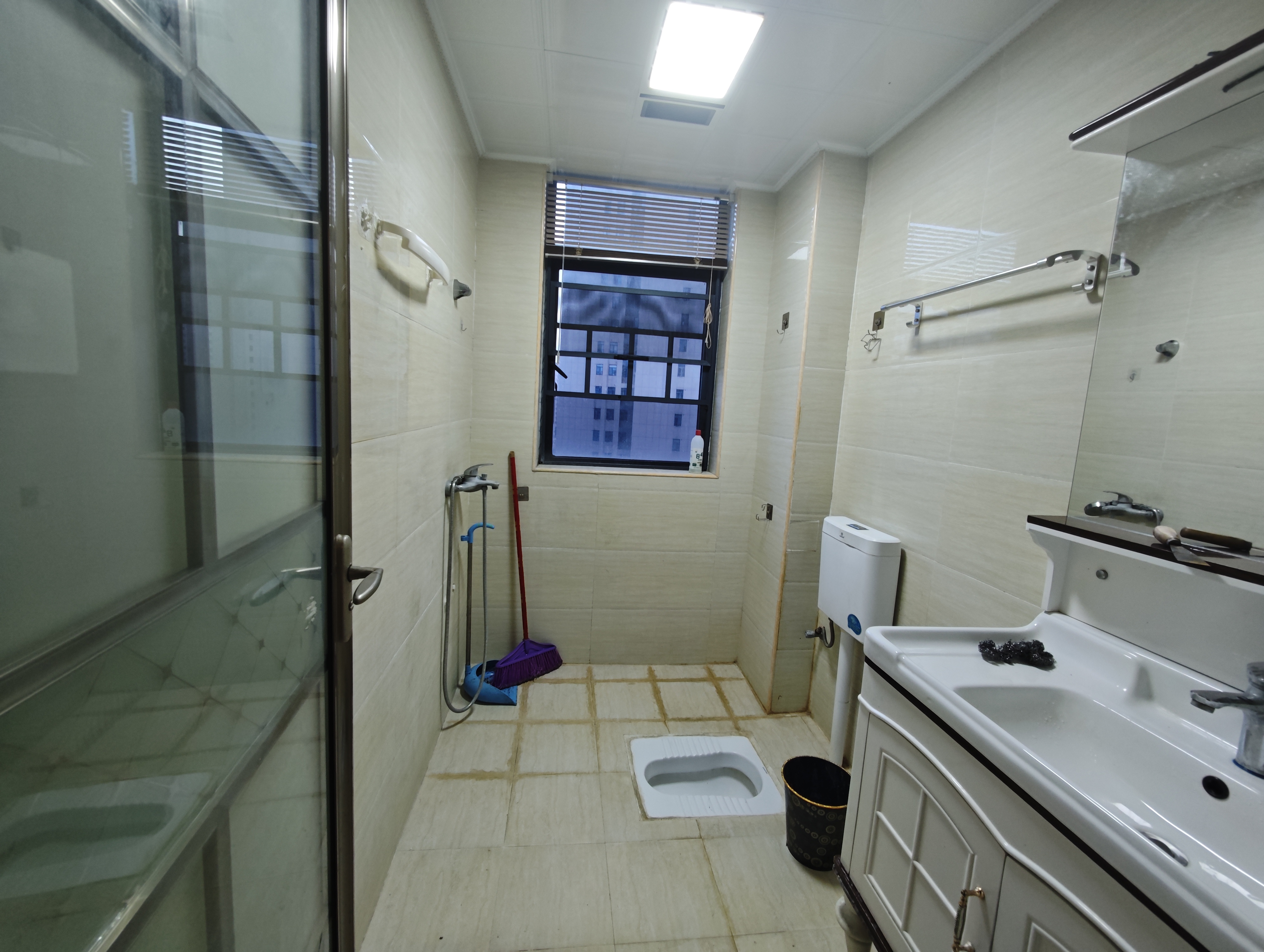 百弘学府城  3室2厅2卫    1800.0元/月室内图