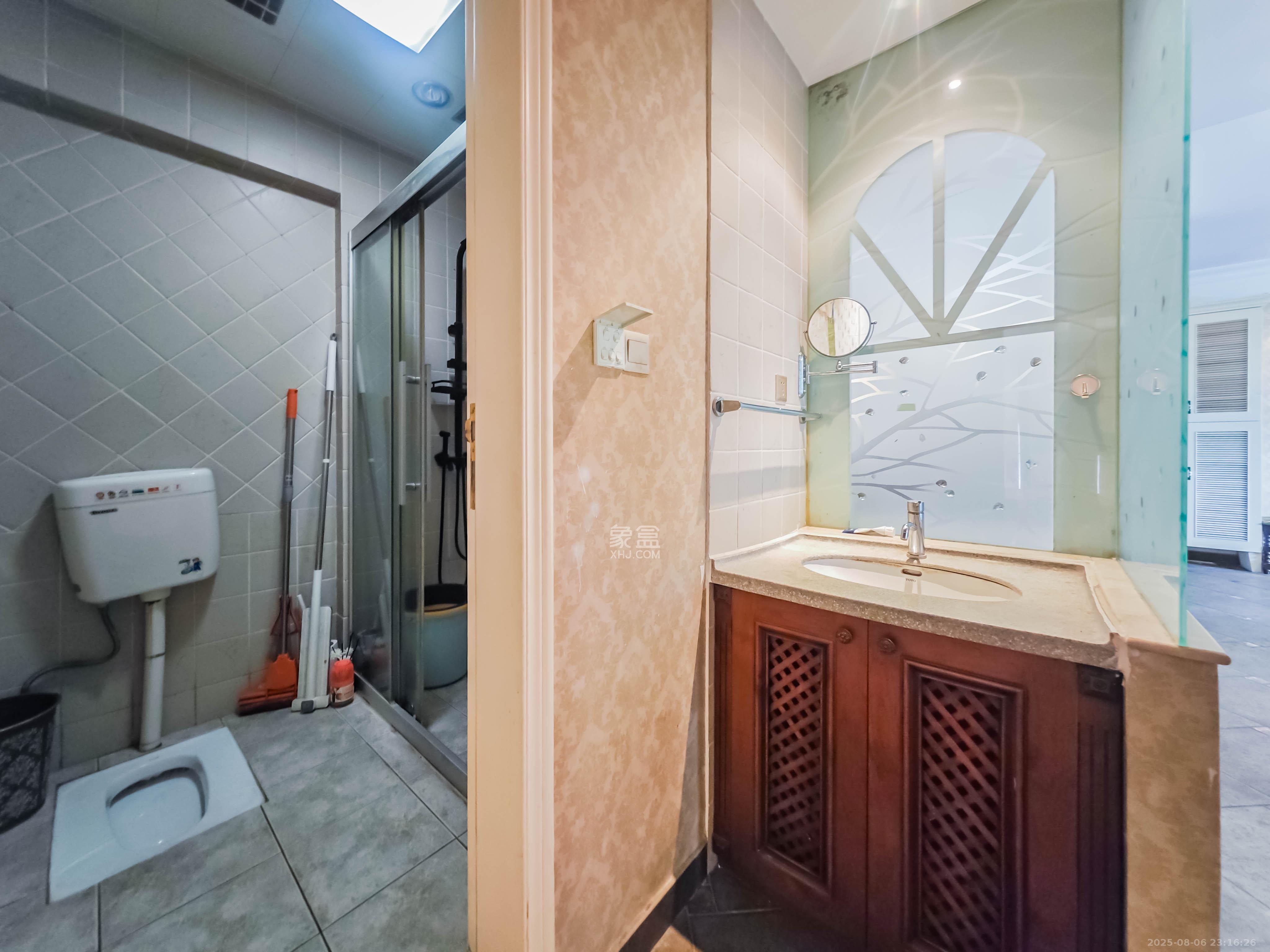 绿城桂花城  4室2厅2卫    195.0万卫生间