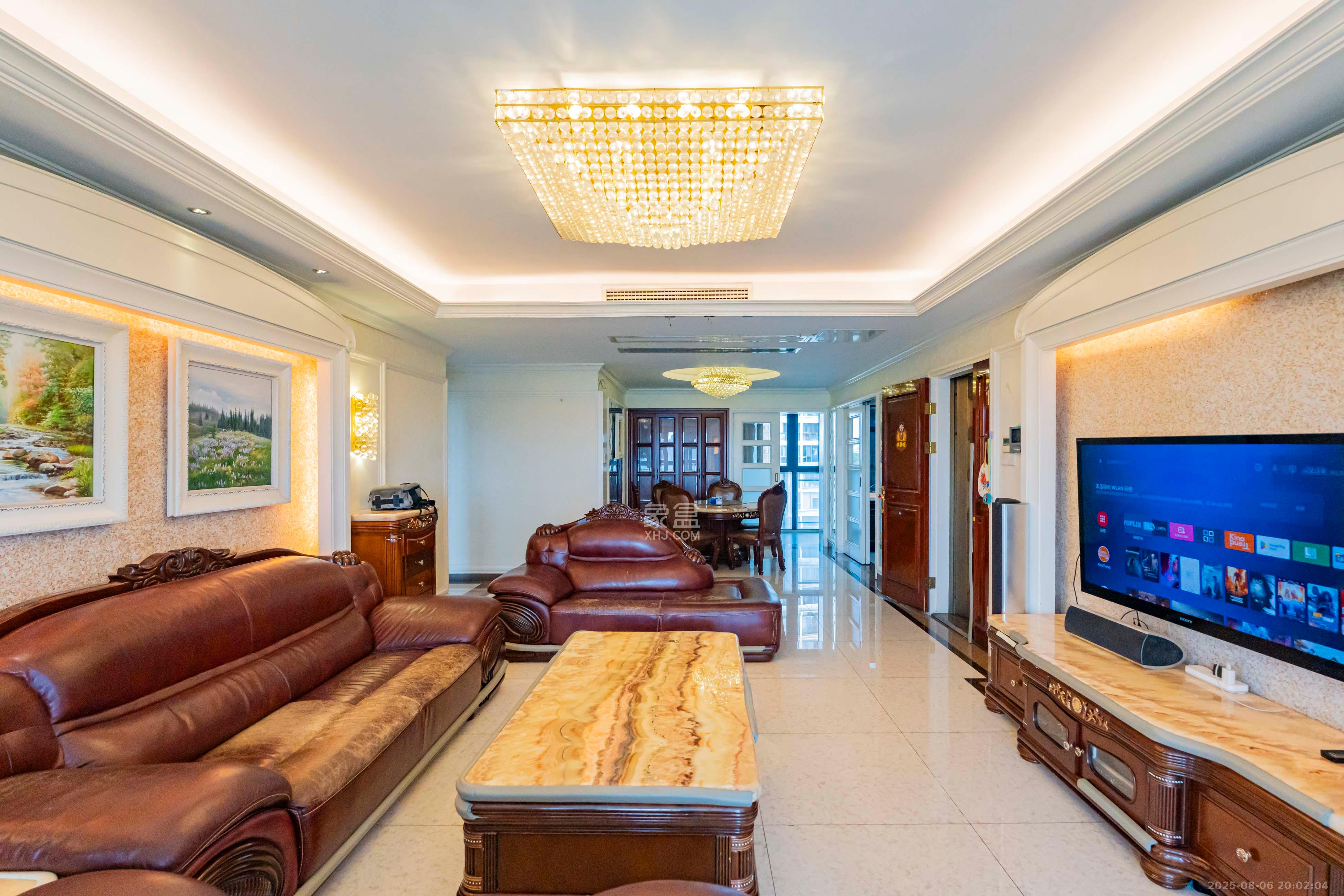 藏珑湖上国际花园  4室2厅2卫    300.0万 藏珑湖上国际花园  4室2厅2卫    300.0万客厅