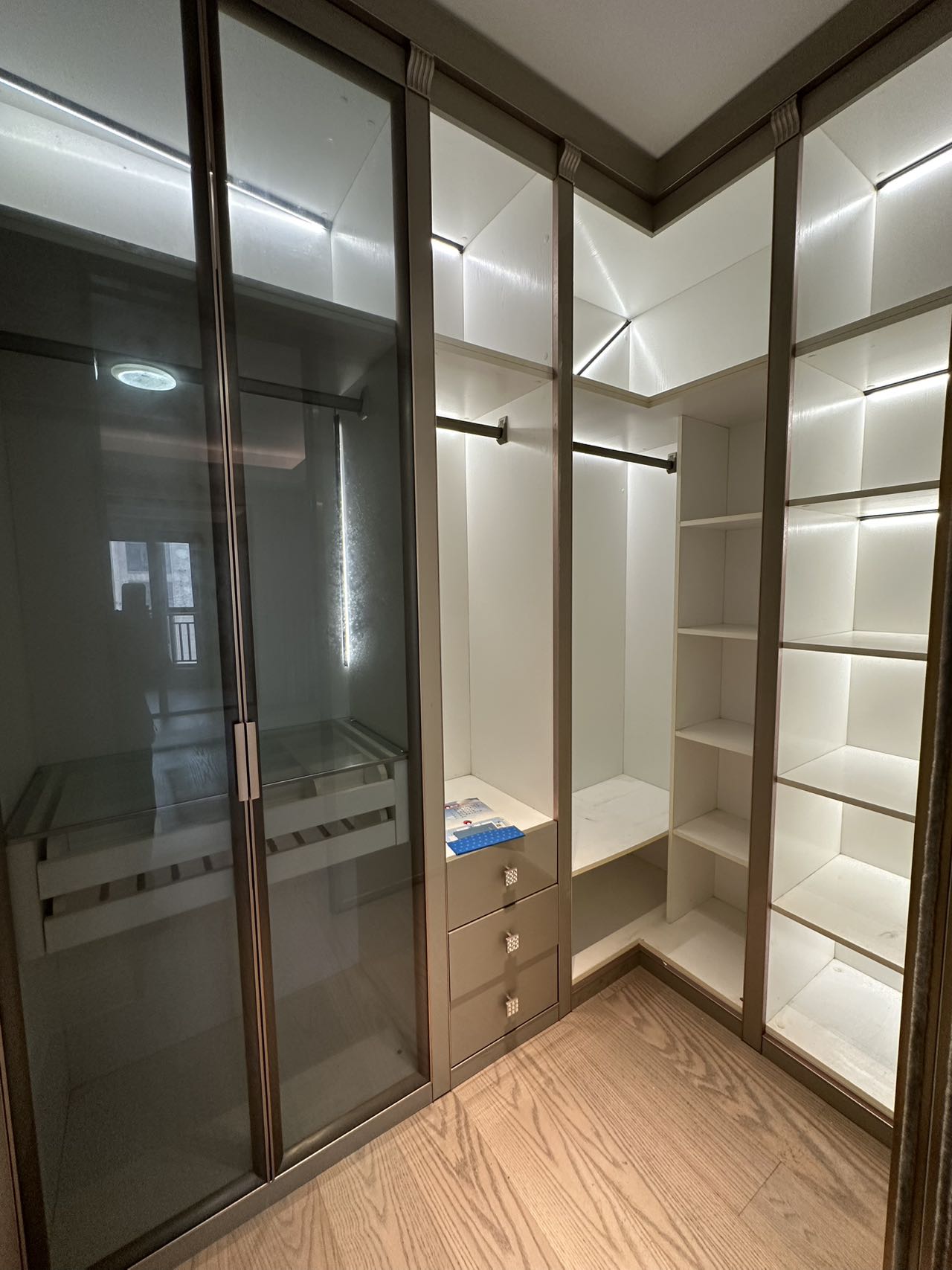 海航豪庭北苑  4室2厅3卫   9500.00元/月室内图