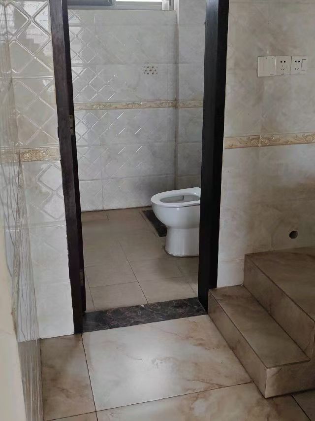 美和小区  4室2厅2卫   2900.00元/月室内图