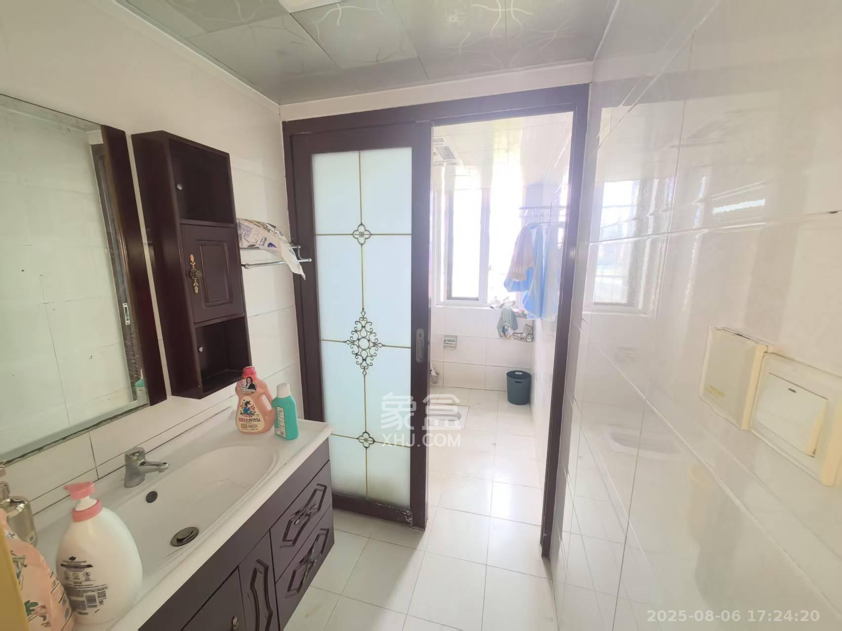 世景华庭  3室2厅2卫    1800.0元/月 世景华庭  3室2厅2卫    1800.0元/月室内图