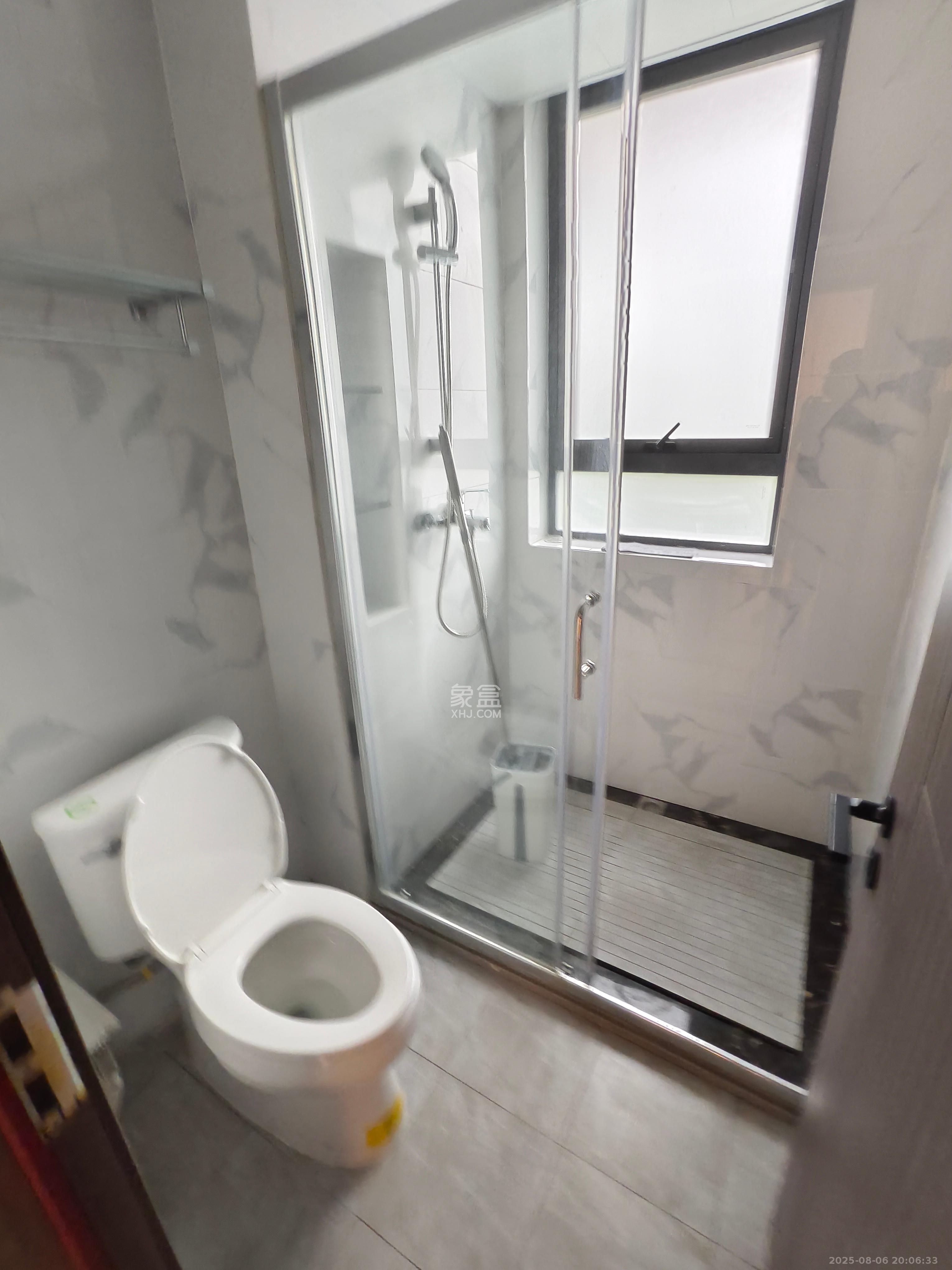 绿地V岛  4室2厅2卫    4200.0元/月室内图