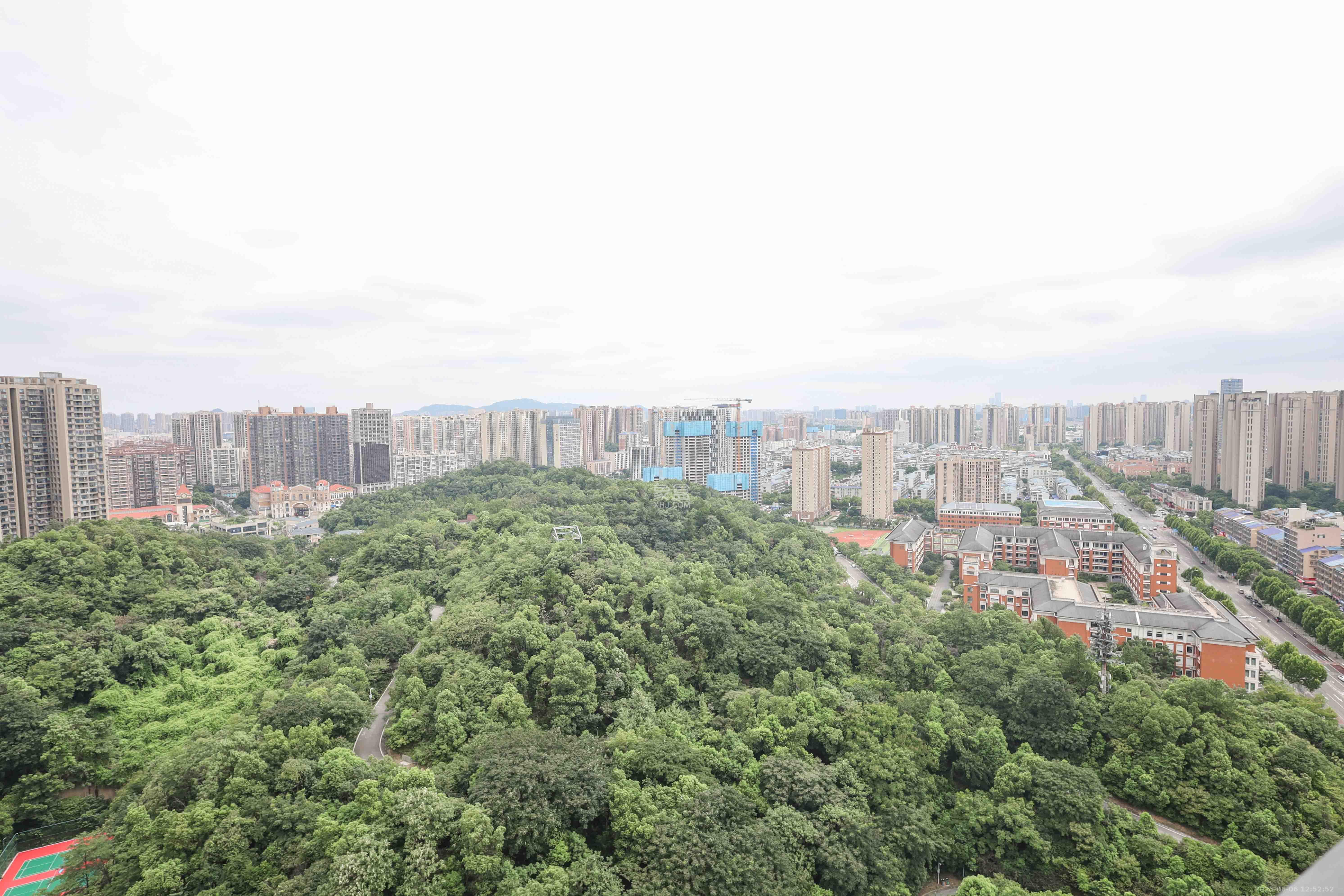 惠天然梅岭国际 4室2厅2卫 185.0万 惠天然梅岭国际 4室2厅2卫 185.0万阳台