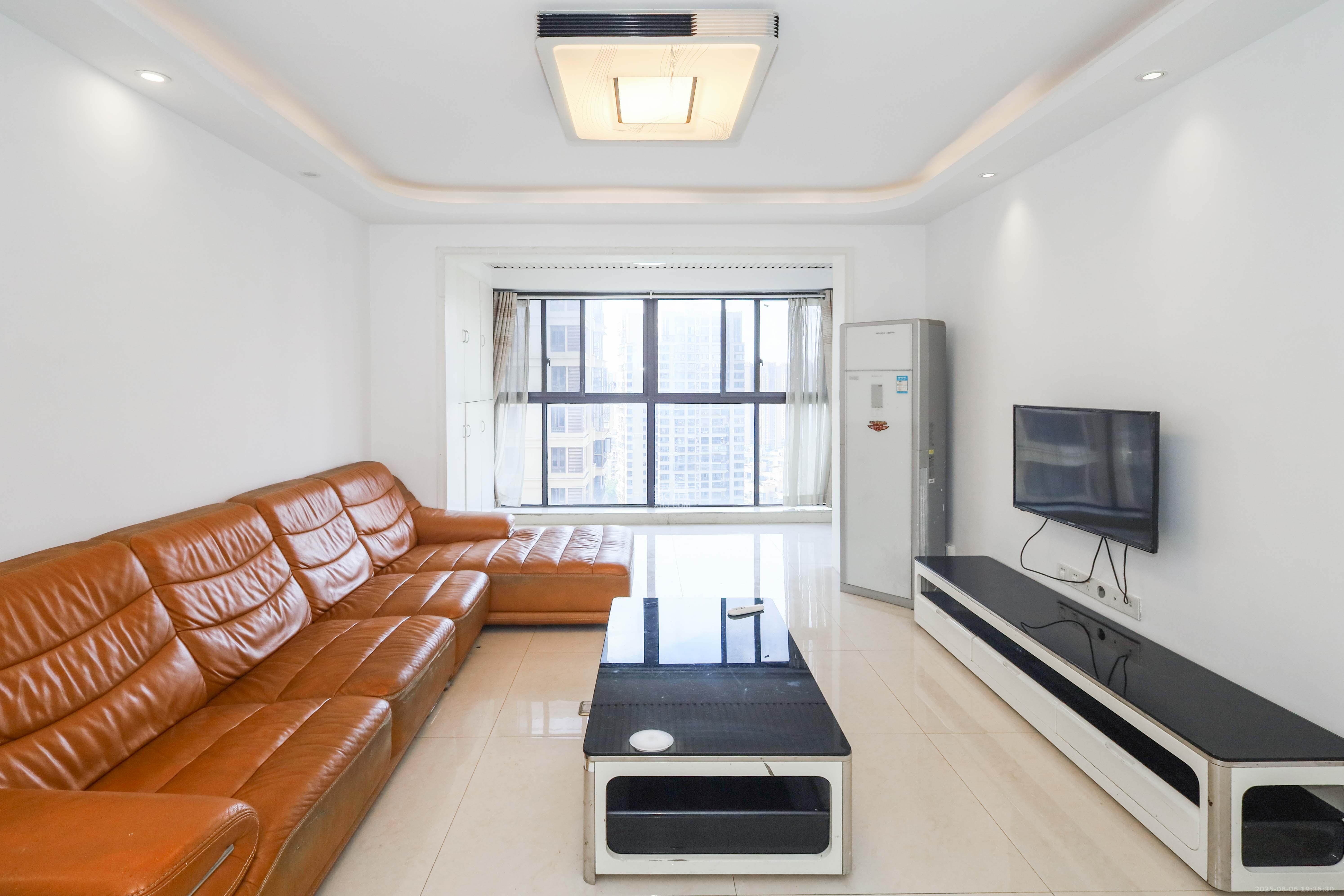 保利麓谷林语F区  3室2厅2卫    106.0万 保利麓谷林语F区  3室2厅2卫    106.0万客厅