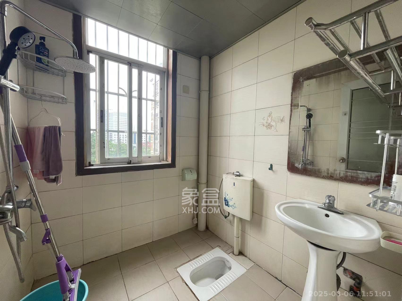 山水人家三期  3室2厅2卫    1500.0元/月 山水人家三期  3室2厅2卫    1500.0元/月室内图1