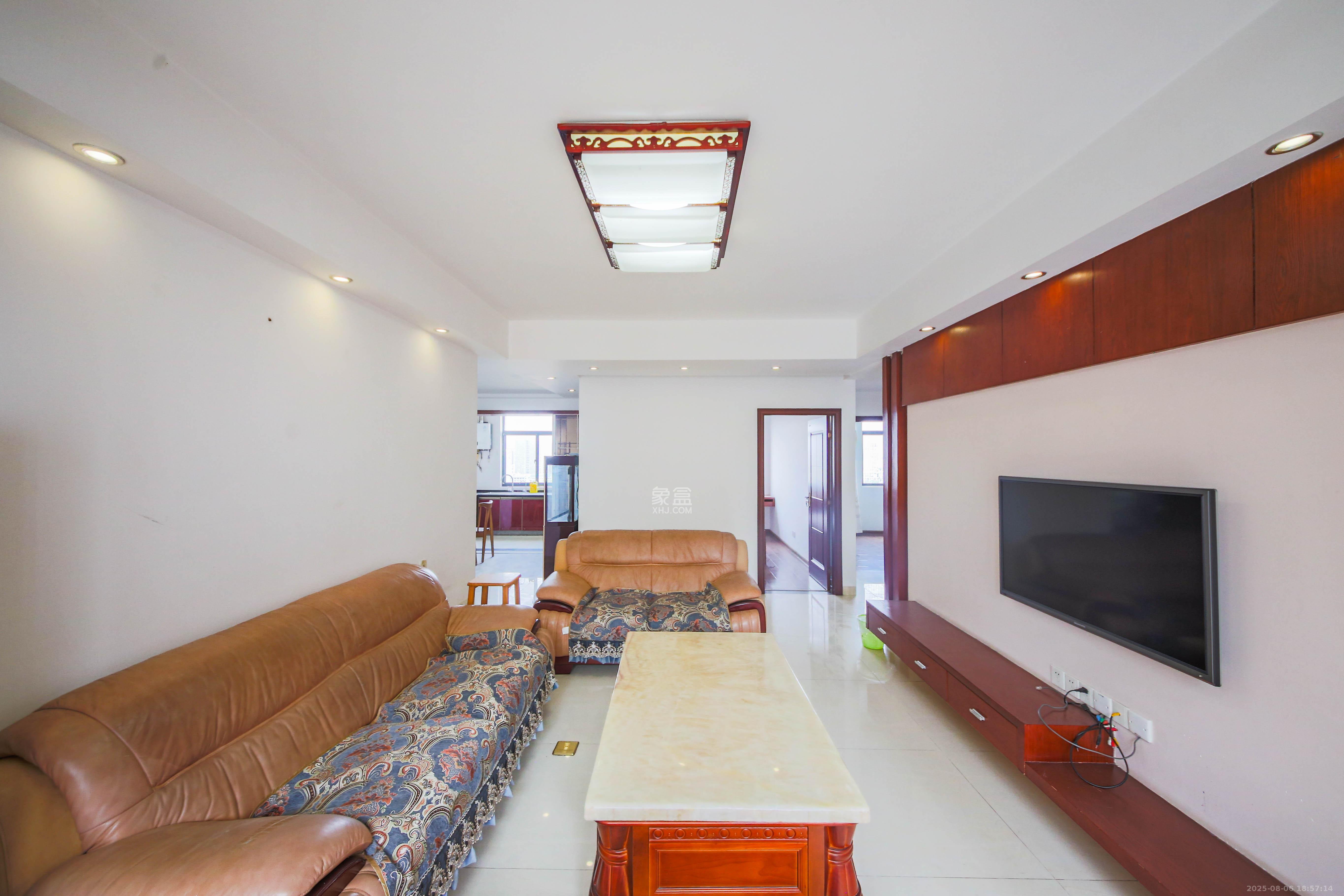 青园 3室2厅2卫 140.0万 青园 3室2厅2卫 140.0万客厅