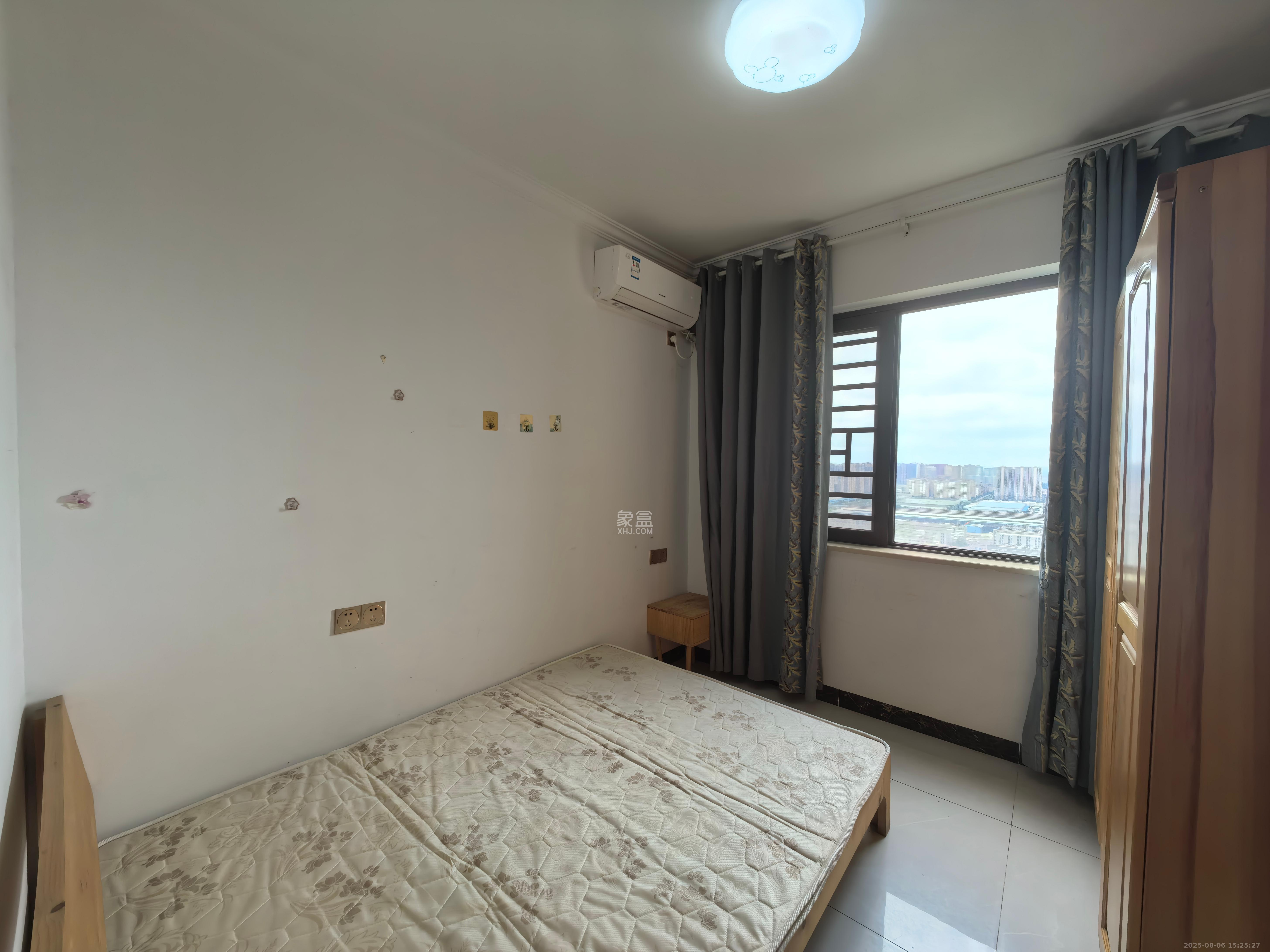 华润置地广场二期 3室2厅2卫 2100.0元/月 华润置地广场二期 3室2厅2卫 2100.0元/月室内图