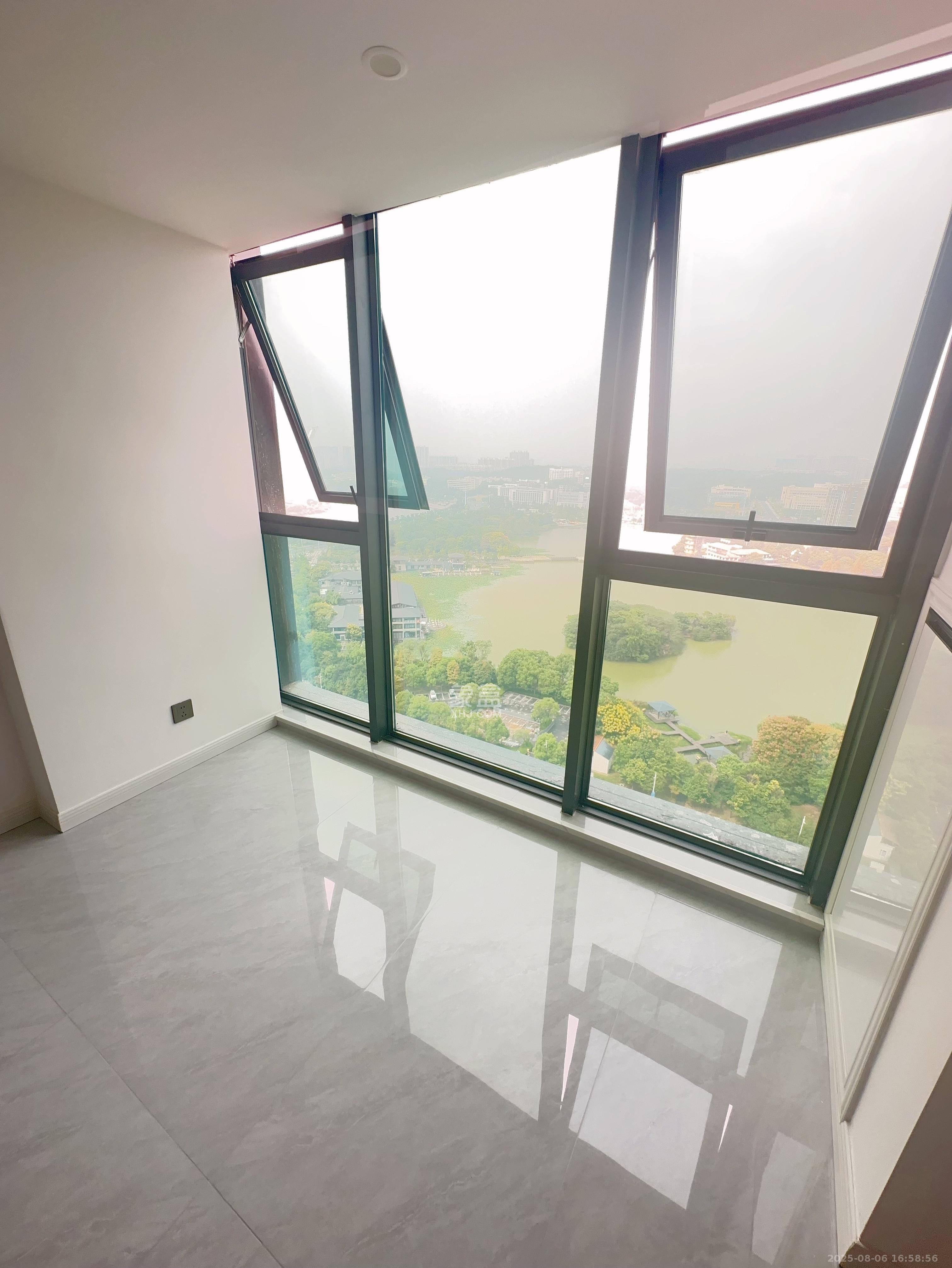 绿地V岛  2室1厅1卫   2500.00元/月
