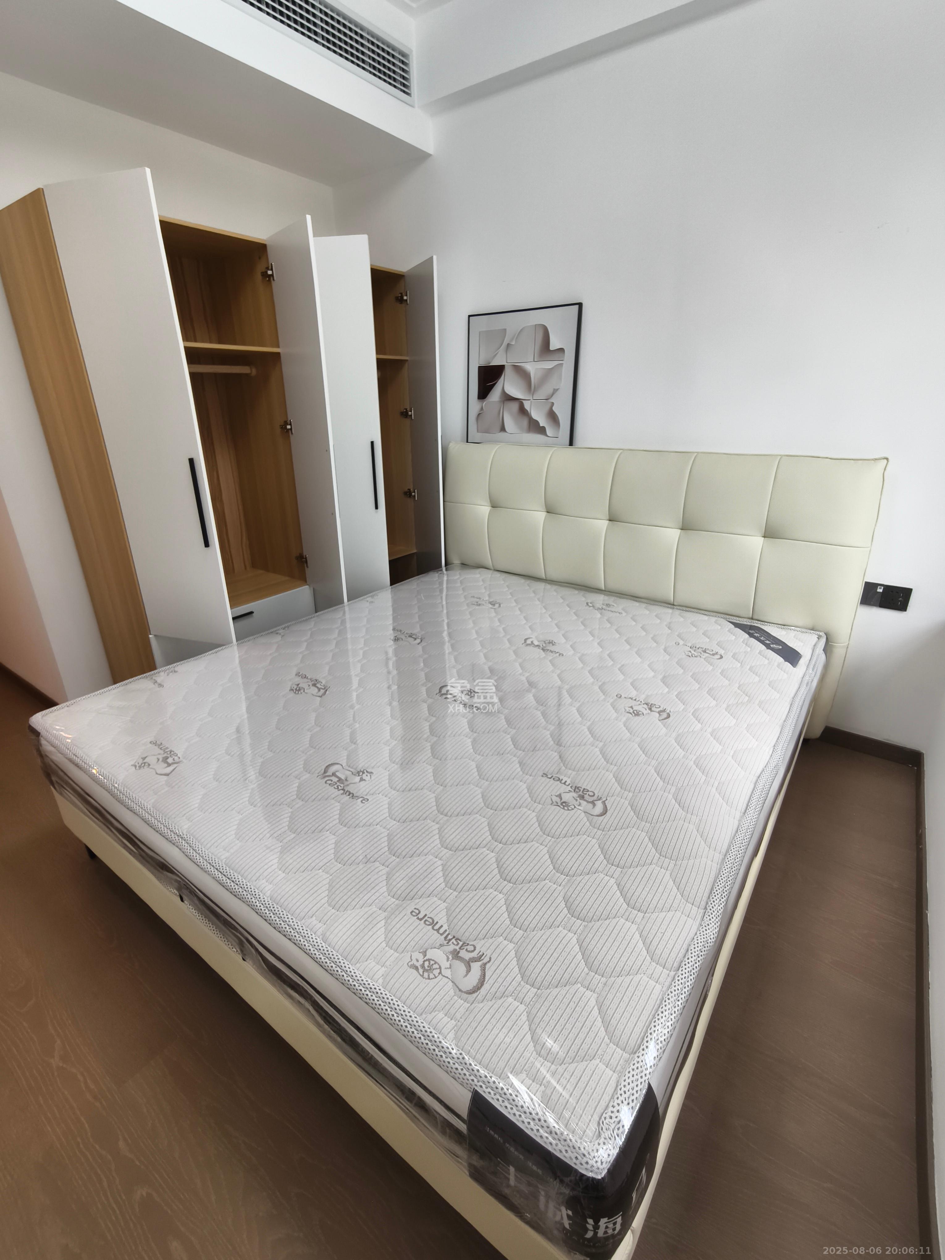 绿地V岛  4室2厅2卫    4200.0元/月室内图