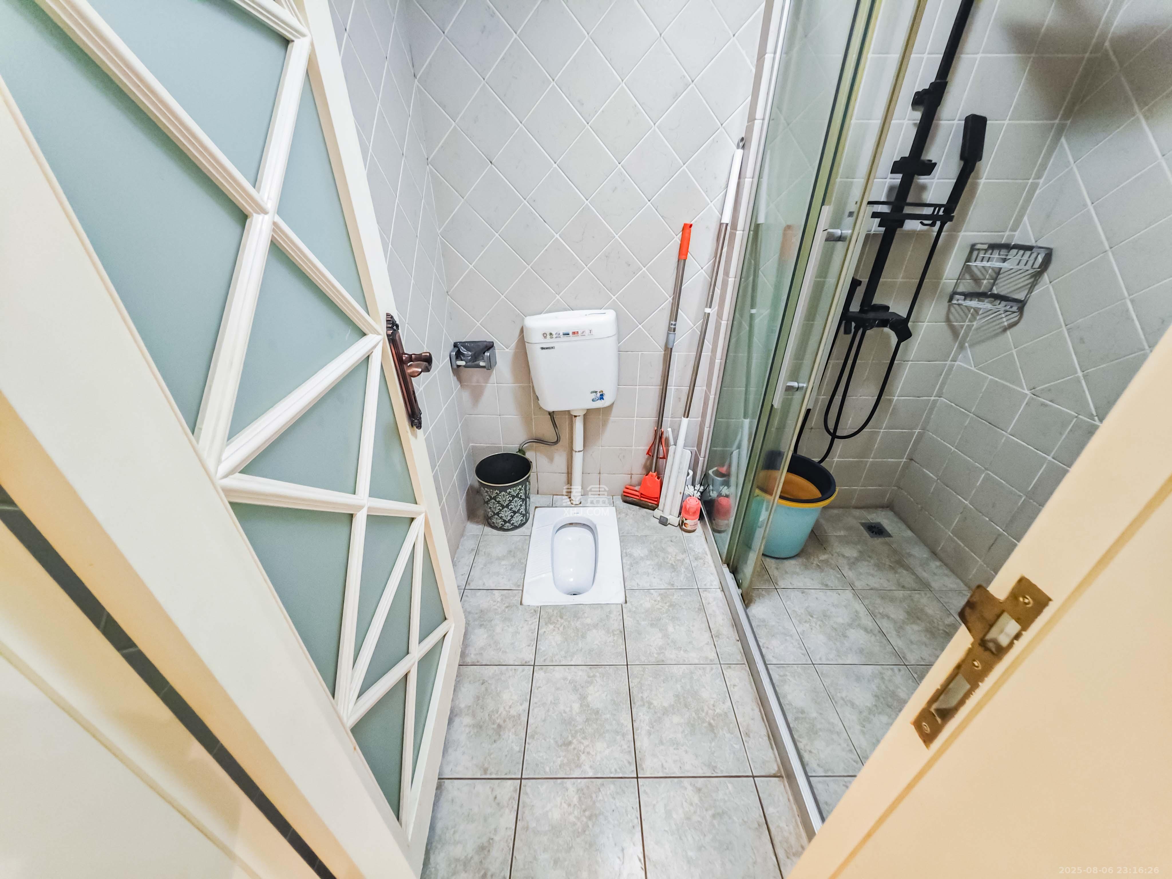 绿城桂花城  4室2厅2卫    195.0万卫生间