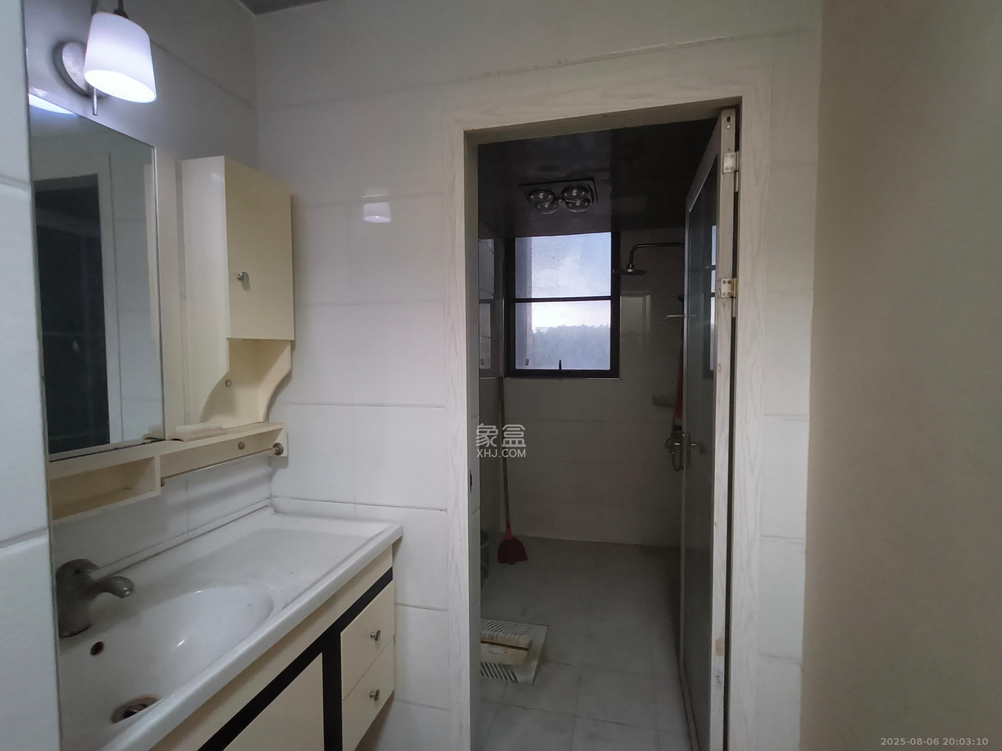 恒生碧水龙庭  3室2厅1卫   1800.00元/月室内图