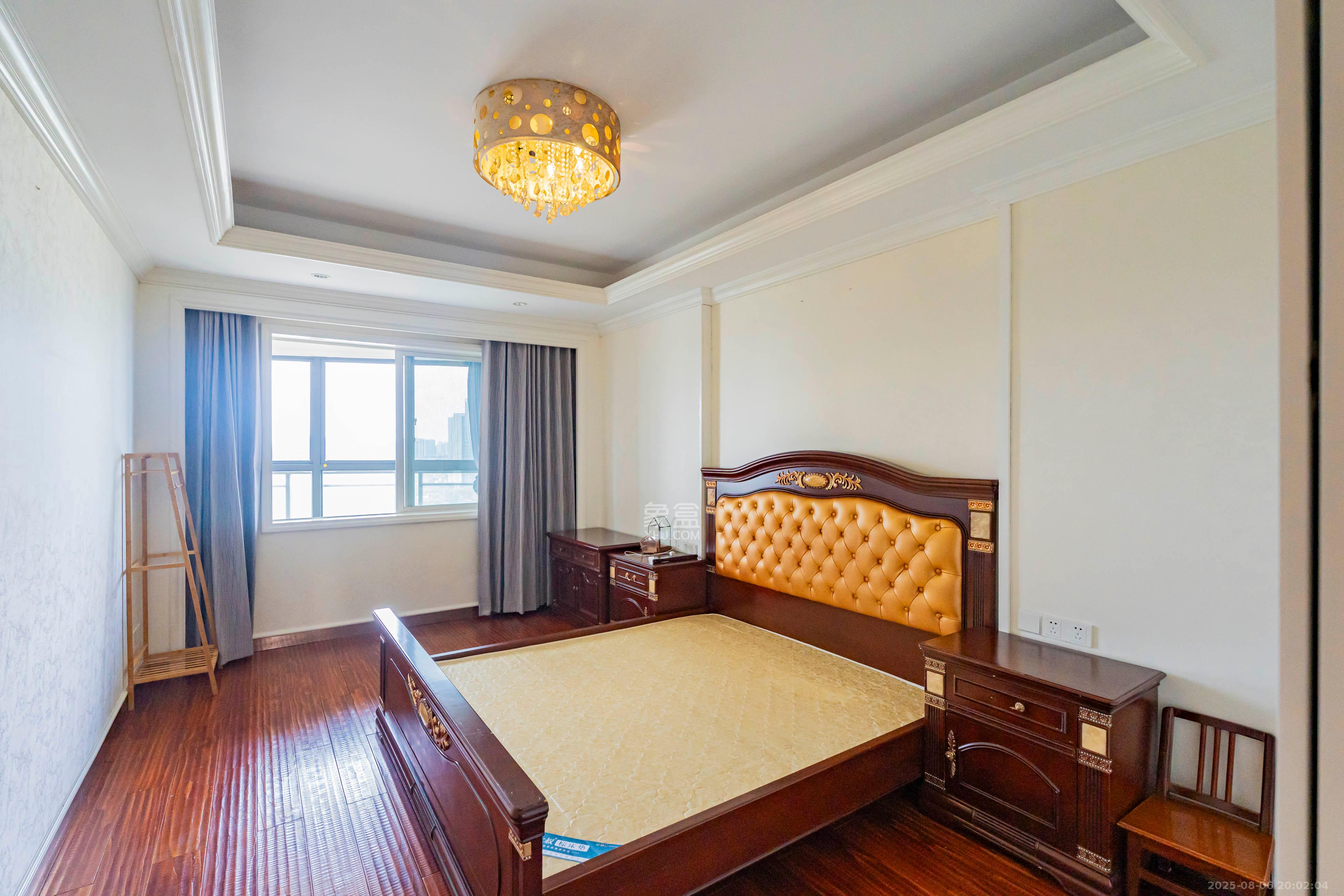 藏珑湖上国际花园  4室2厅2卫    300.0万 藏珑湖上国际花园  4室2厅2卫    300.0万卧室