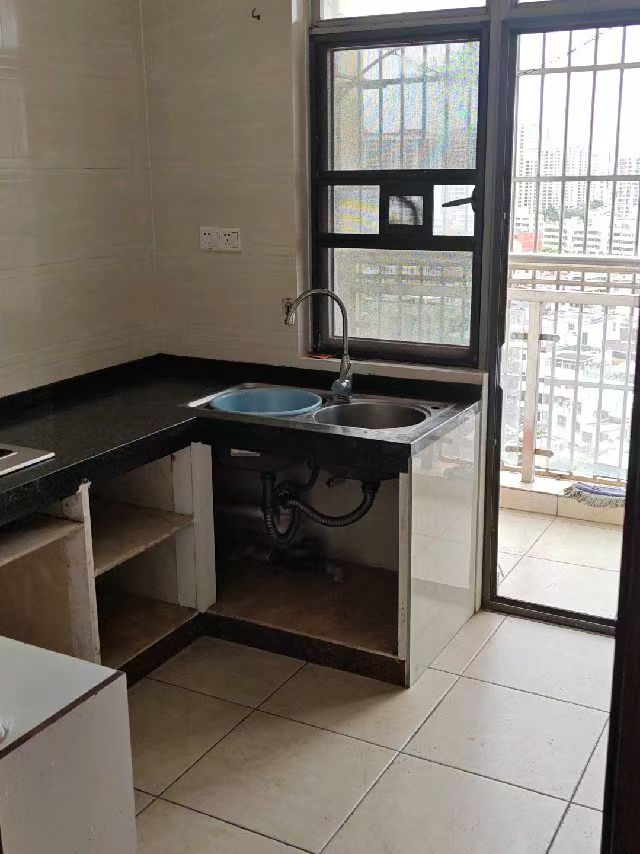 美和小区  4室2厅2卫   2900.00元/月室内图