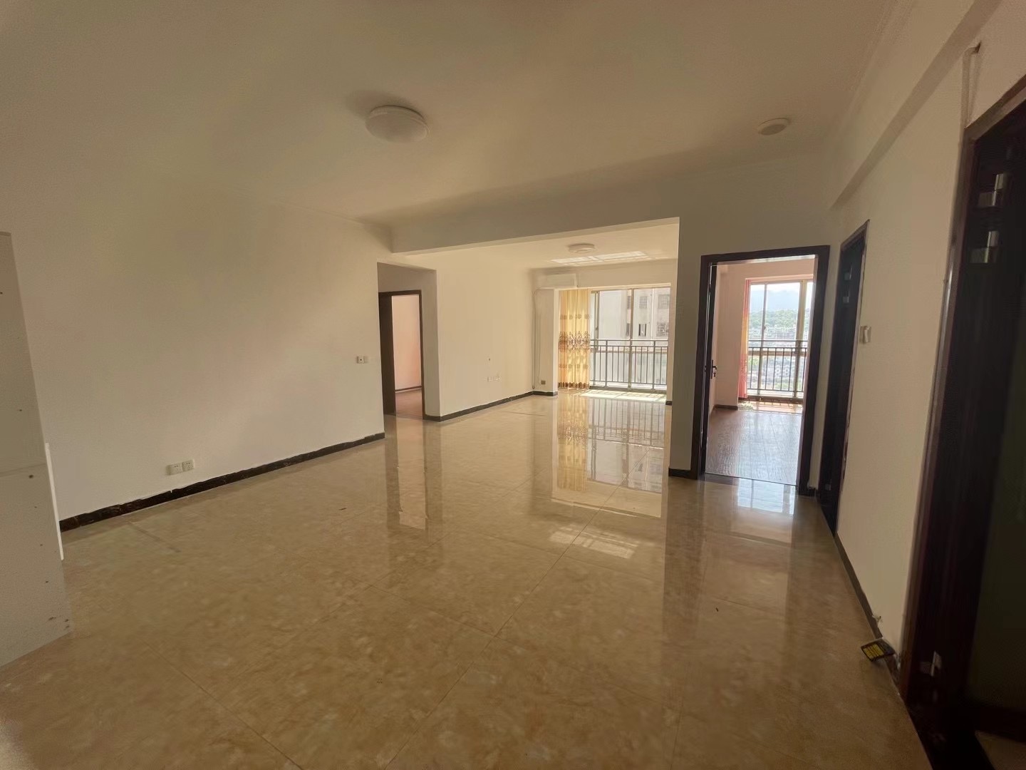 维港御景湾 3室2厅2卫 2000.0元/月 维港御景湾 3室2厅2卫 2000.0元/月室内图