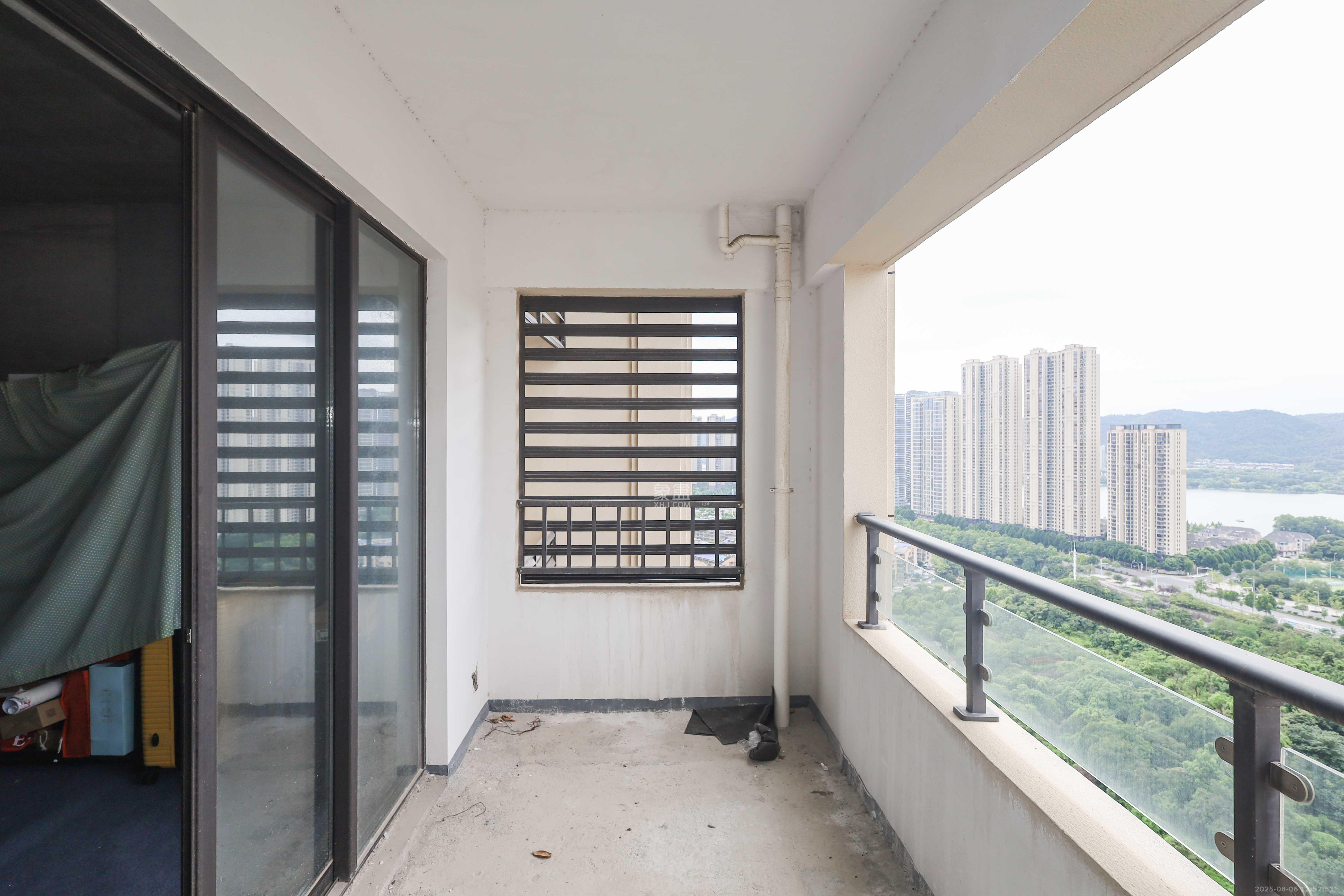 惠天然梅岭国际 4室2厅2卫 185.0万 惠天然梅岭国际 4室2厅2卫 185.0万阳台