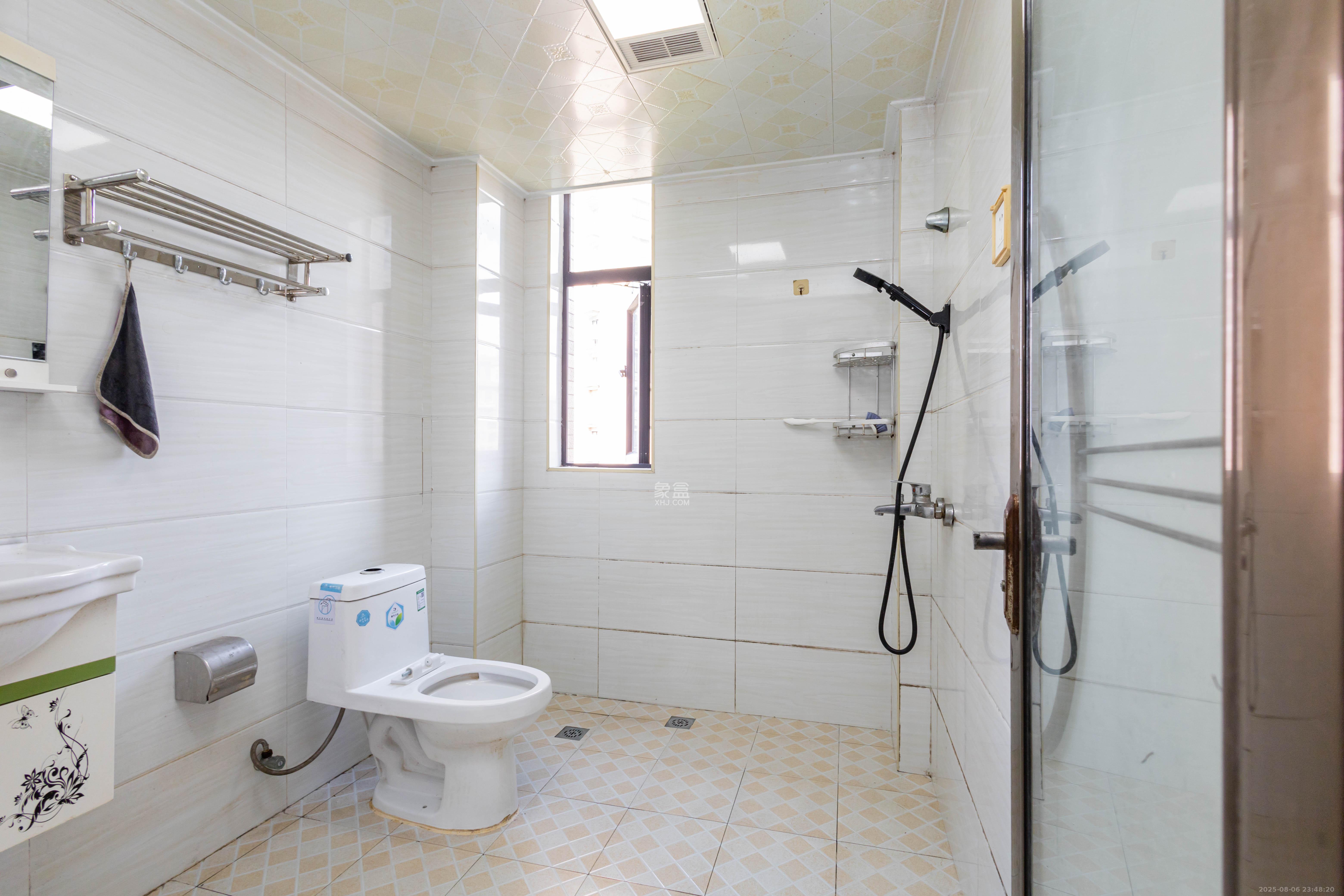 康桥长郡  4室2厅2卫    96.0万卫生间