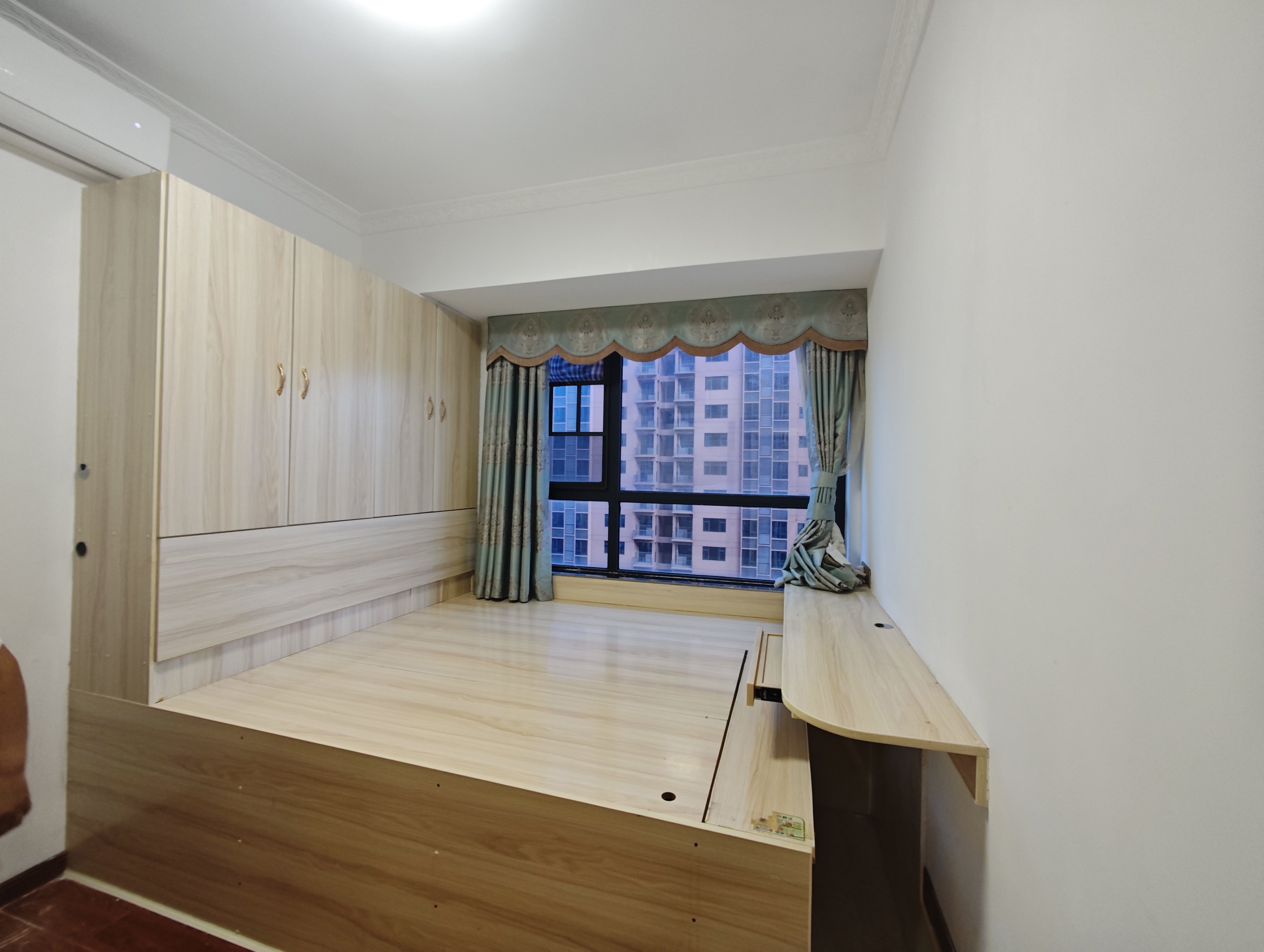 百弘学府城  3室2厅2卫    1800.0元/月室内图