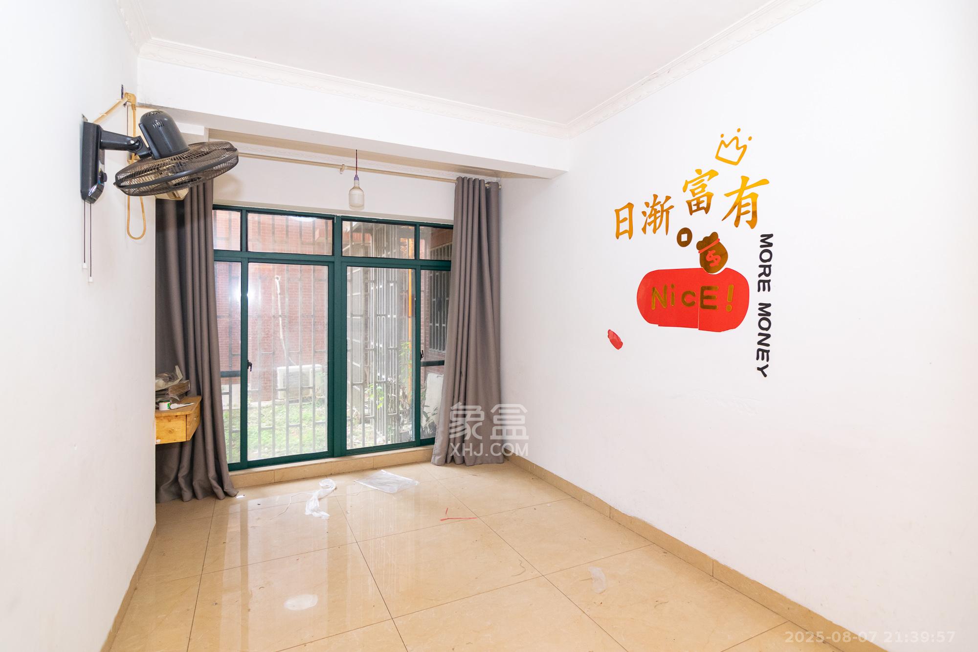 红建滨水铭城 3室2厅3卫 62.0万 红建滨水铭城 3室2厅3卫 62.0万卧室