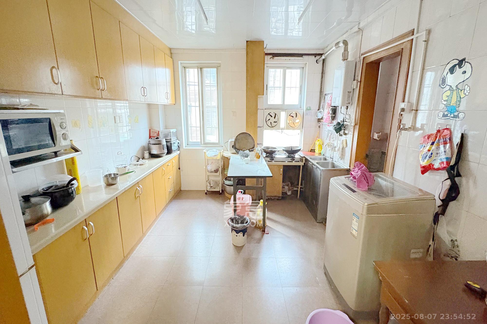 燕山街社区  3室2厅2卫    88.0万厨房