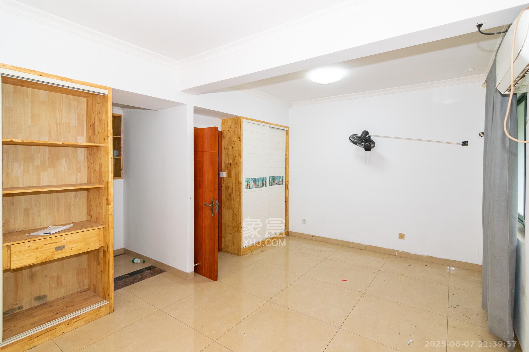 红建滨水铭城 3室2厅3卫 62.0万 红建滨水铭城 3室2厅3卫 62.0万卧室