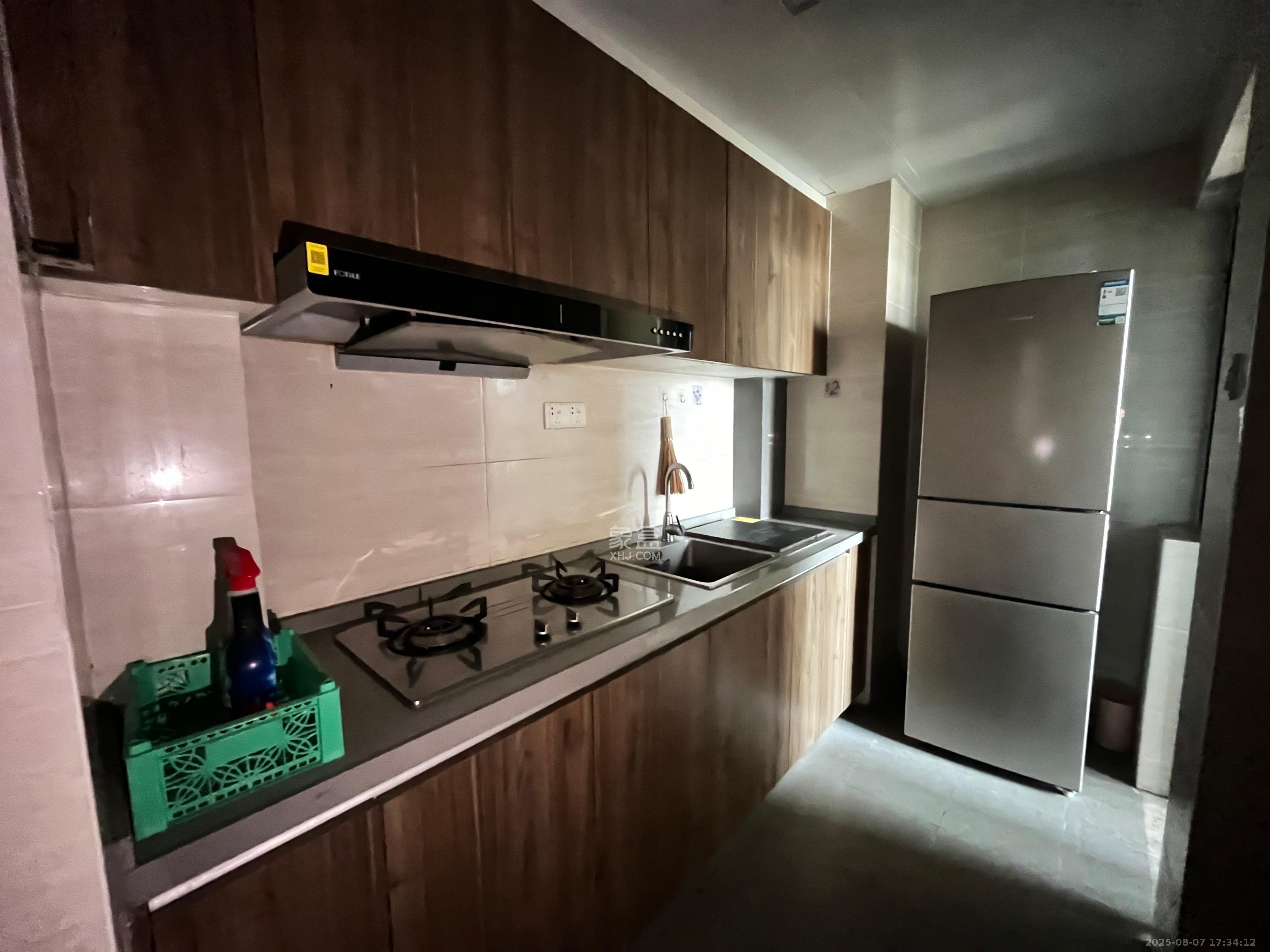 荣泰广场 3室2厅1卫 2400.0元/月 荣泰广场 3室2厅1卫 2400.0元/月室内图