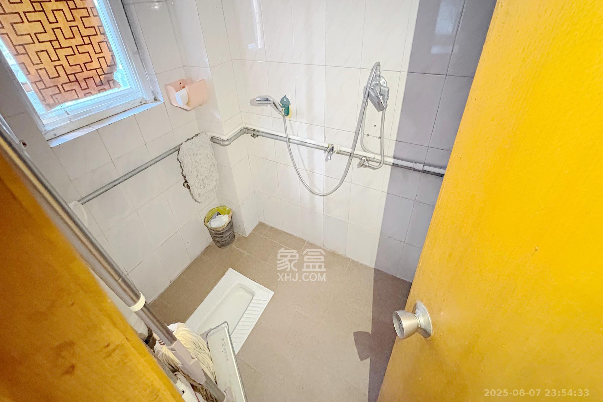 燕山街社区  3室2厅2卫    88.0万卫生间