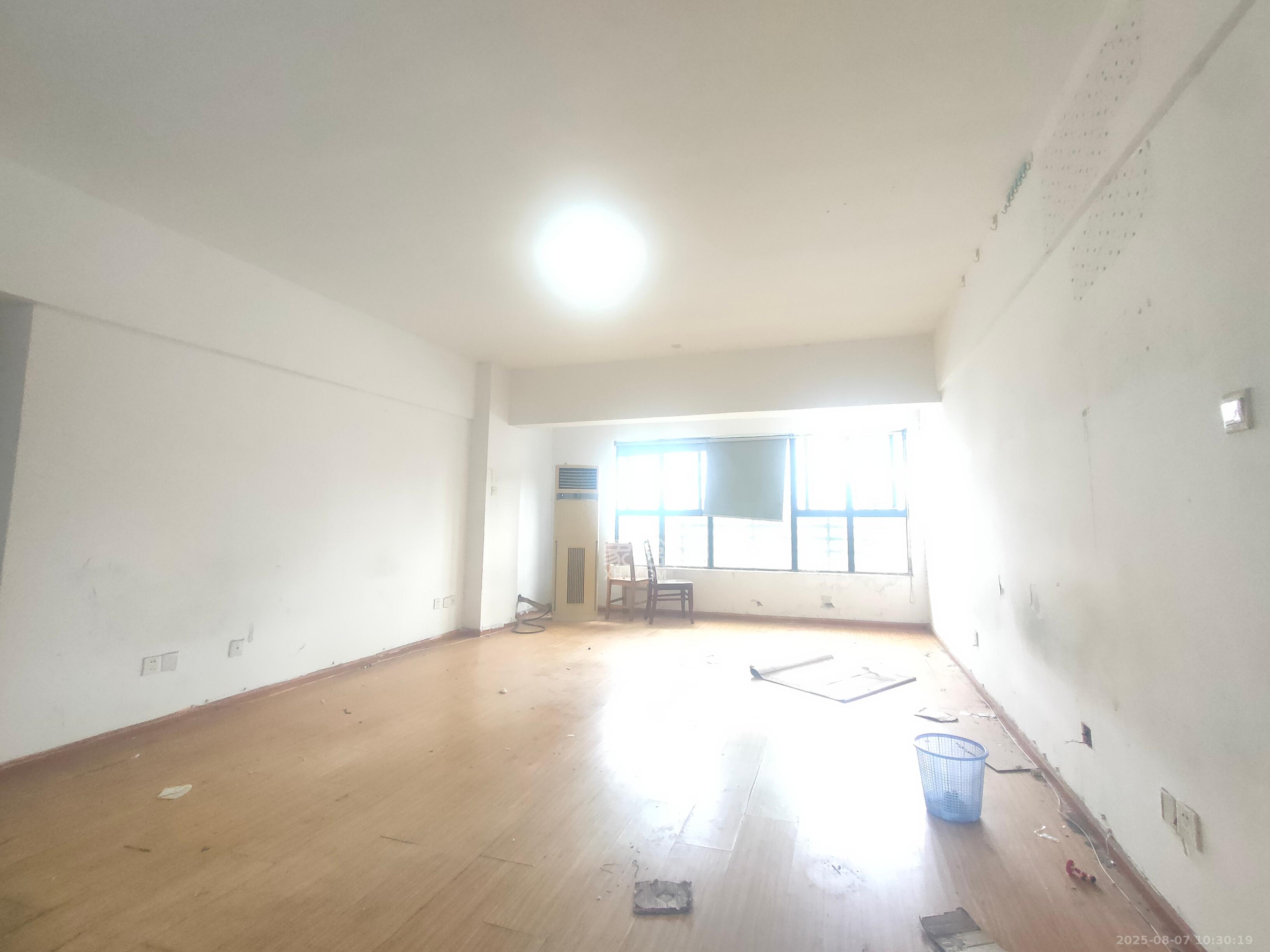 馨域公寓 1室2厅1卫 3680.0元/月 馨域公寓 1室2厅1卫 3680.0元/月室内图