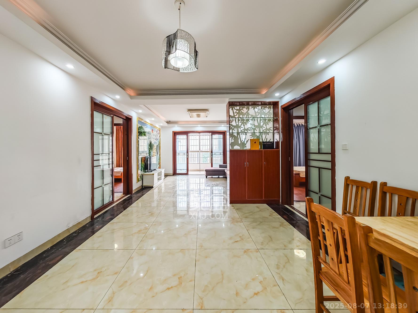 钱隆世家  4室2厅2卫    118.0万客厅