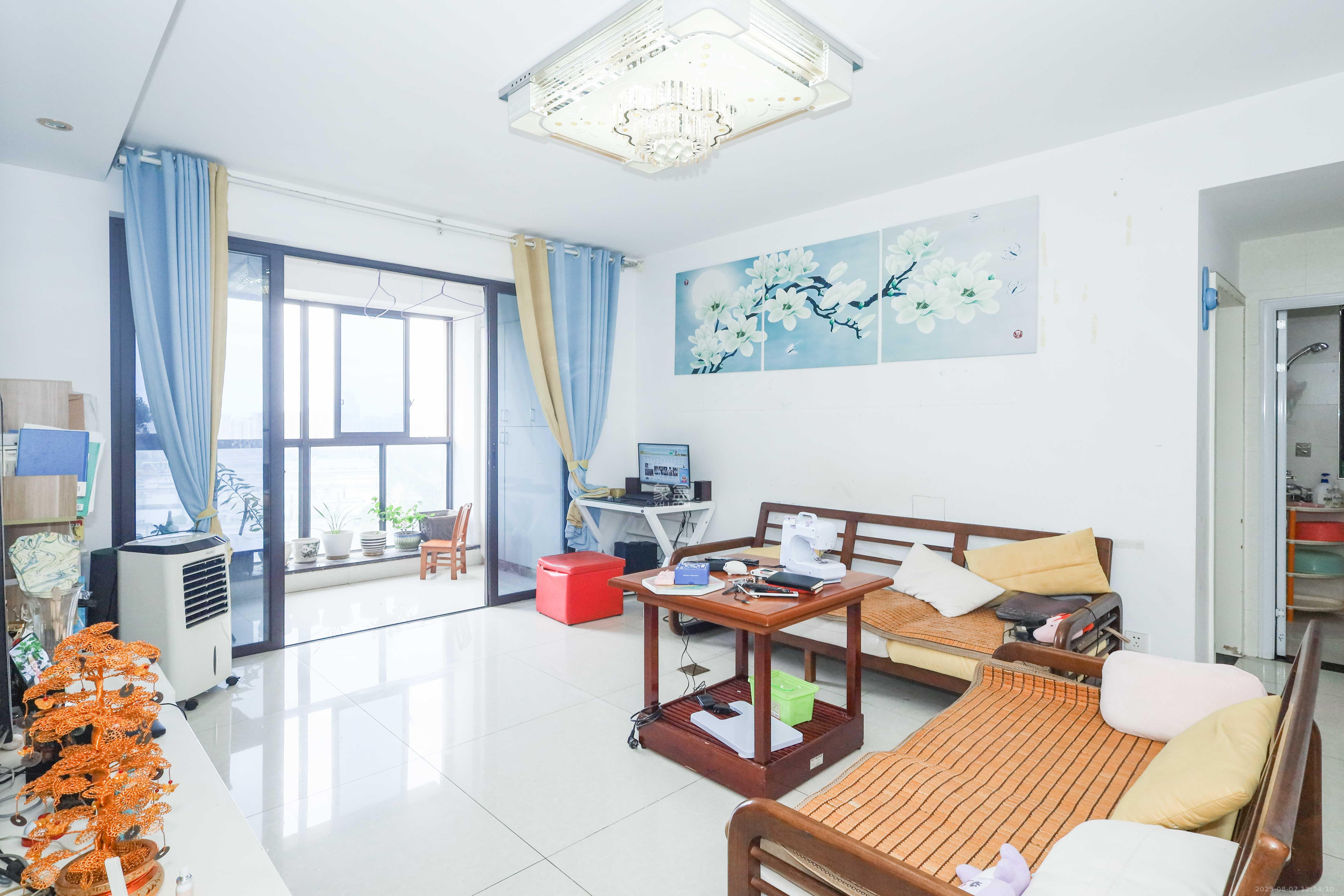 保利麓谷林语F区  3室2厅2卫    92.0万 保利麓谷林语F区  3室2厅2卫    92.0万客厅