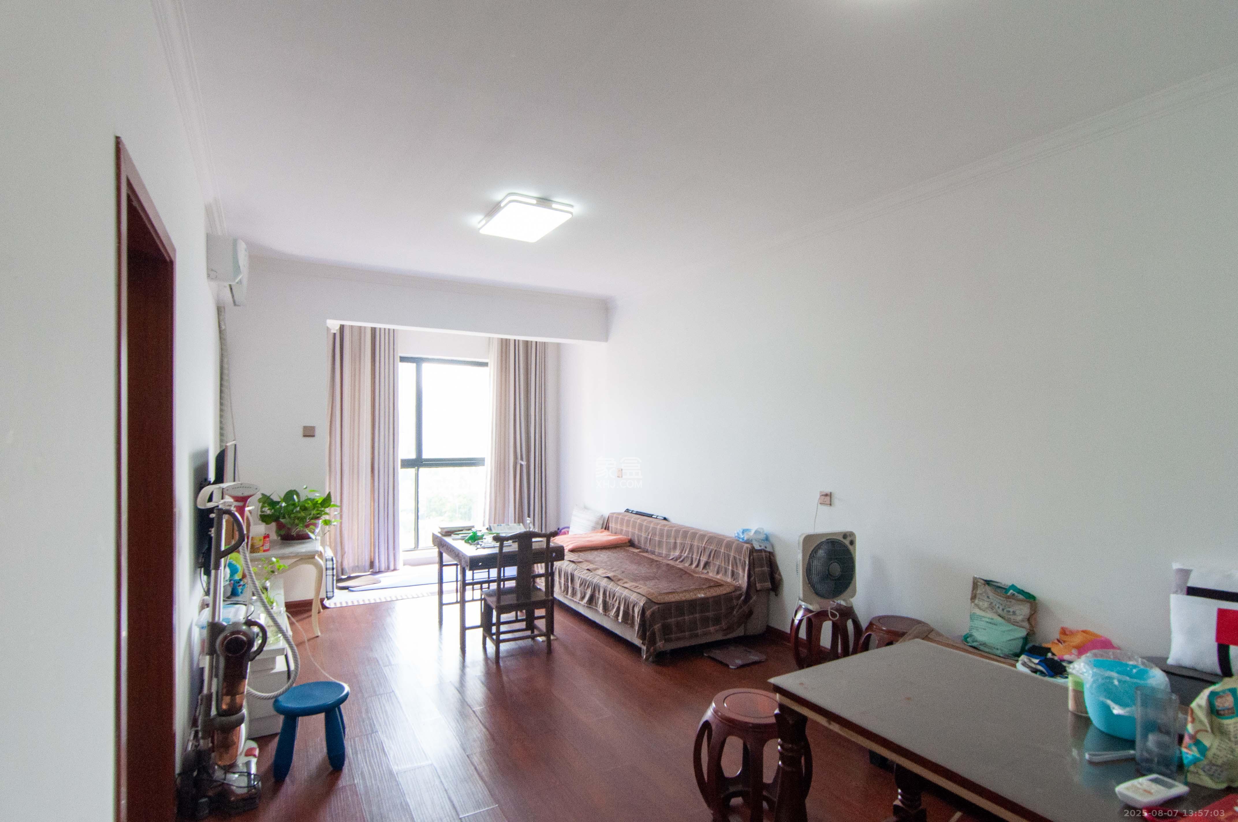 中海梅溪湖壹号  3室2厅1卫    135.0万客厅