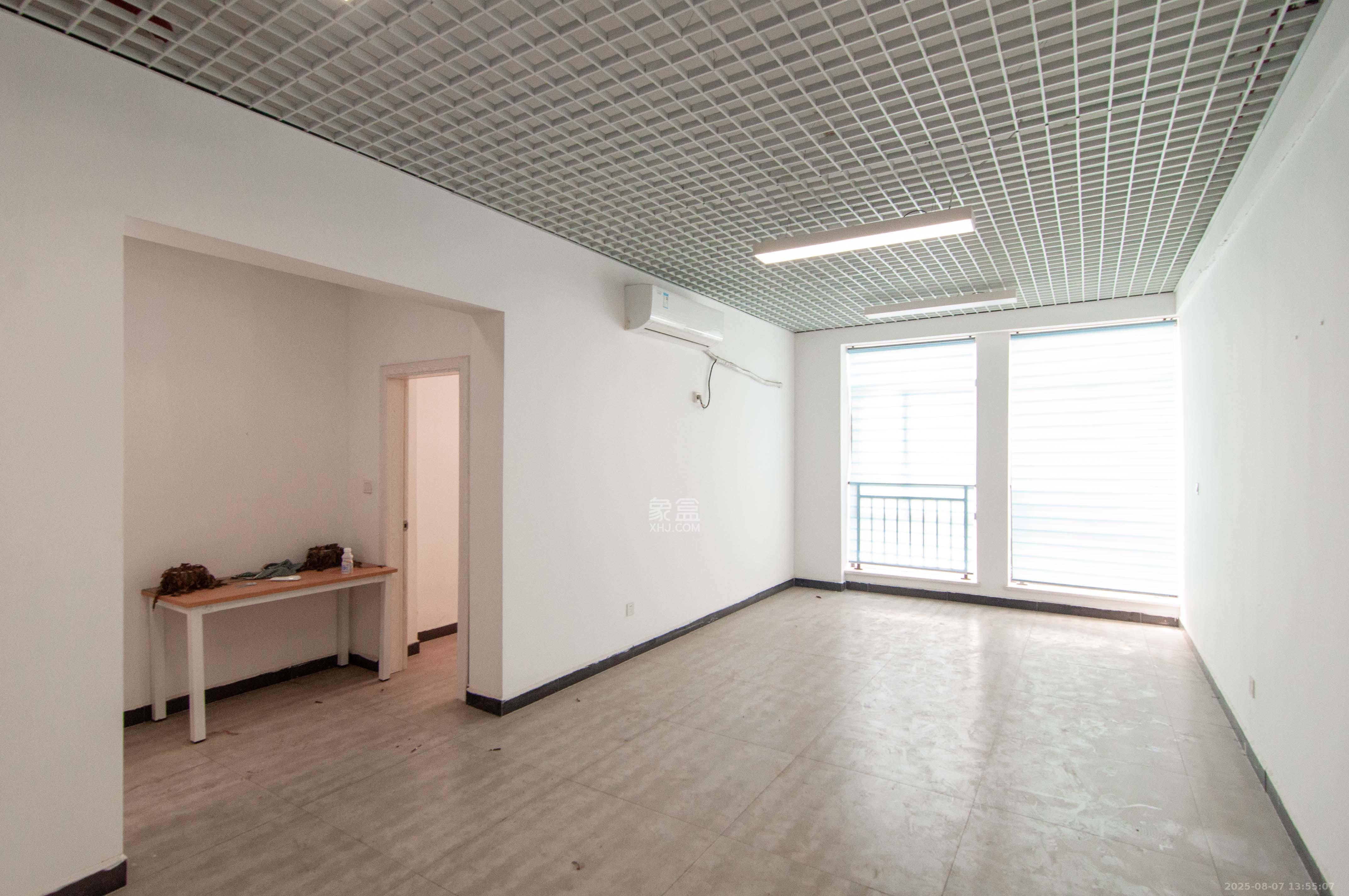 西子湖畔沃府  1室1厅1卫    55.0万 西子湖畔沃府  1室1厅1卫    55.0万客厅