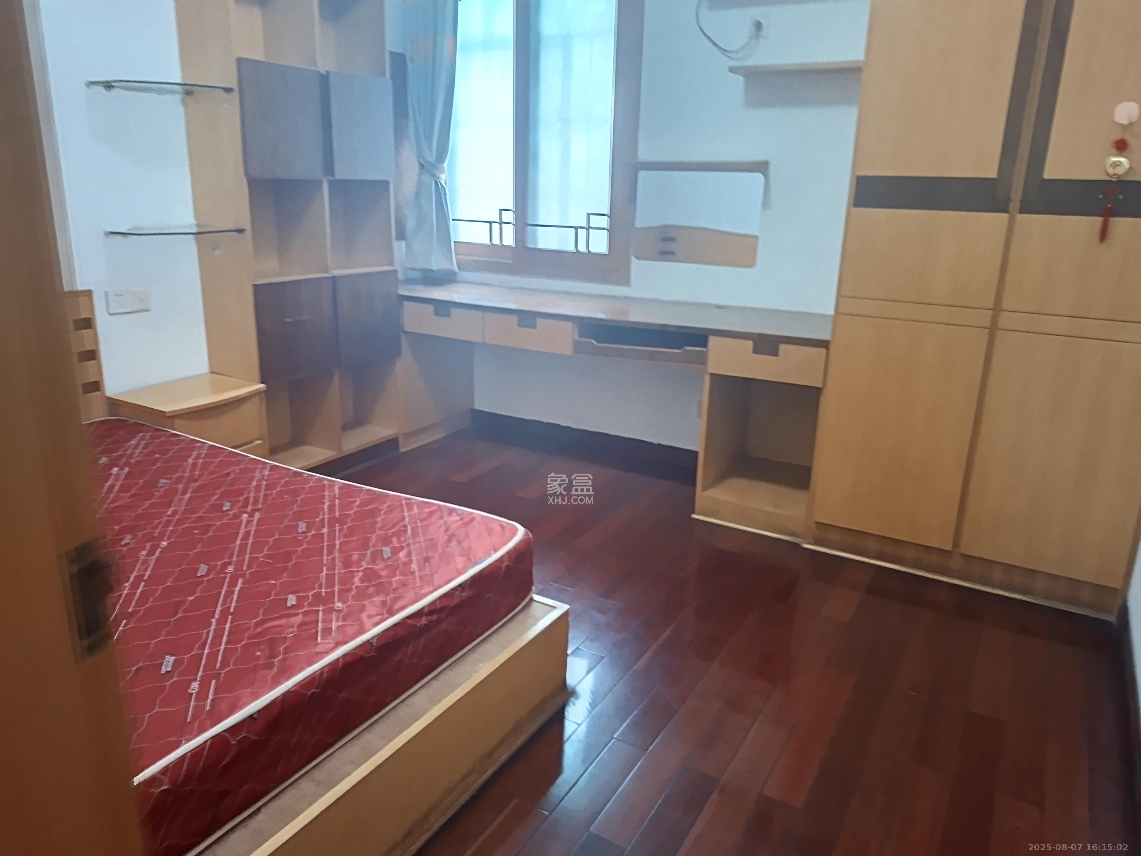 中联科技园  3室2厅2卫   2700.00元/月