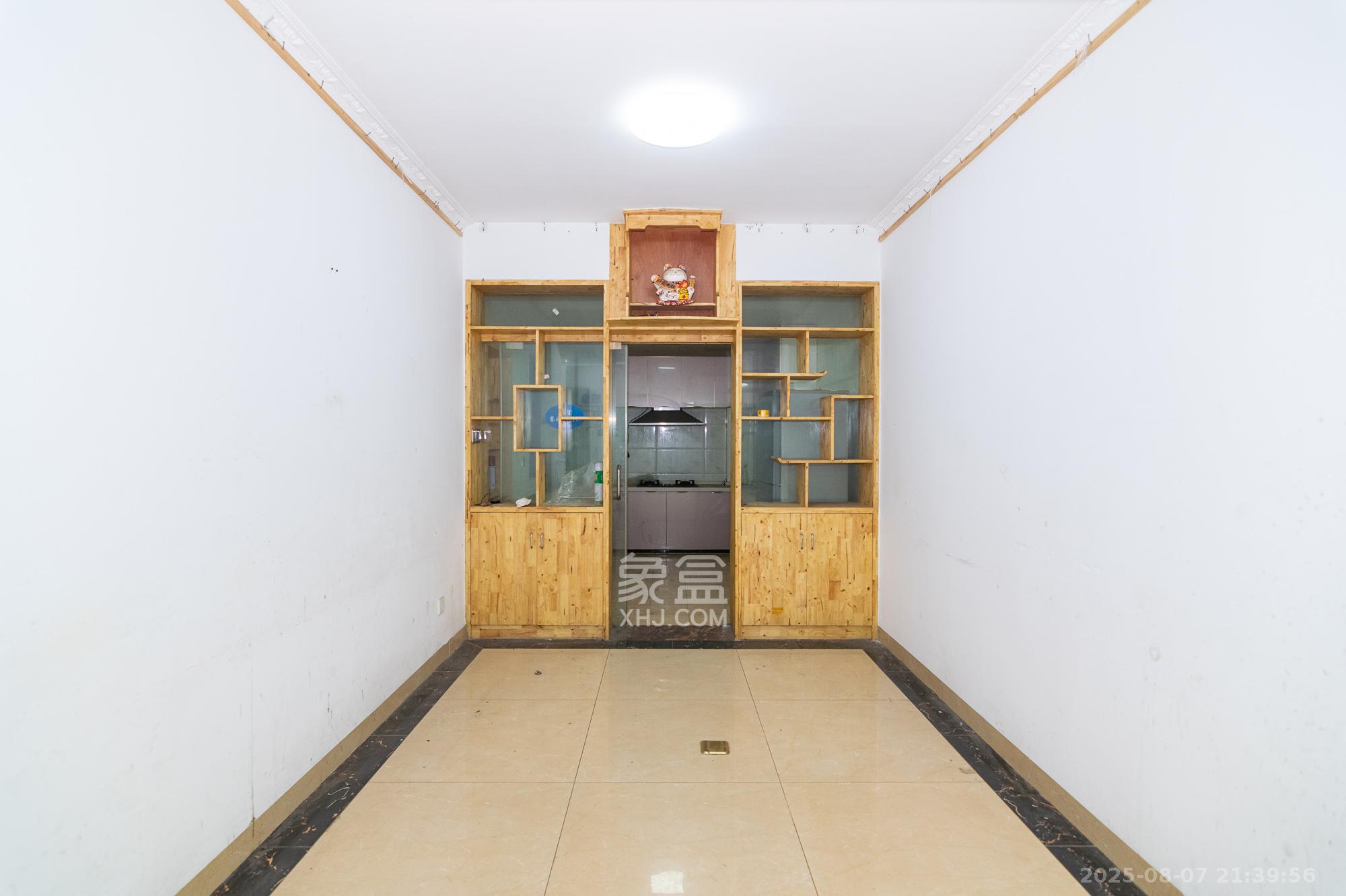 红建滨水铭城  3室2厅3卫    62.0万客厅