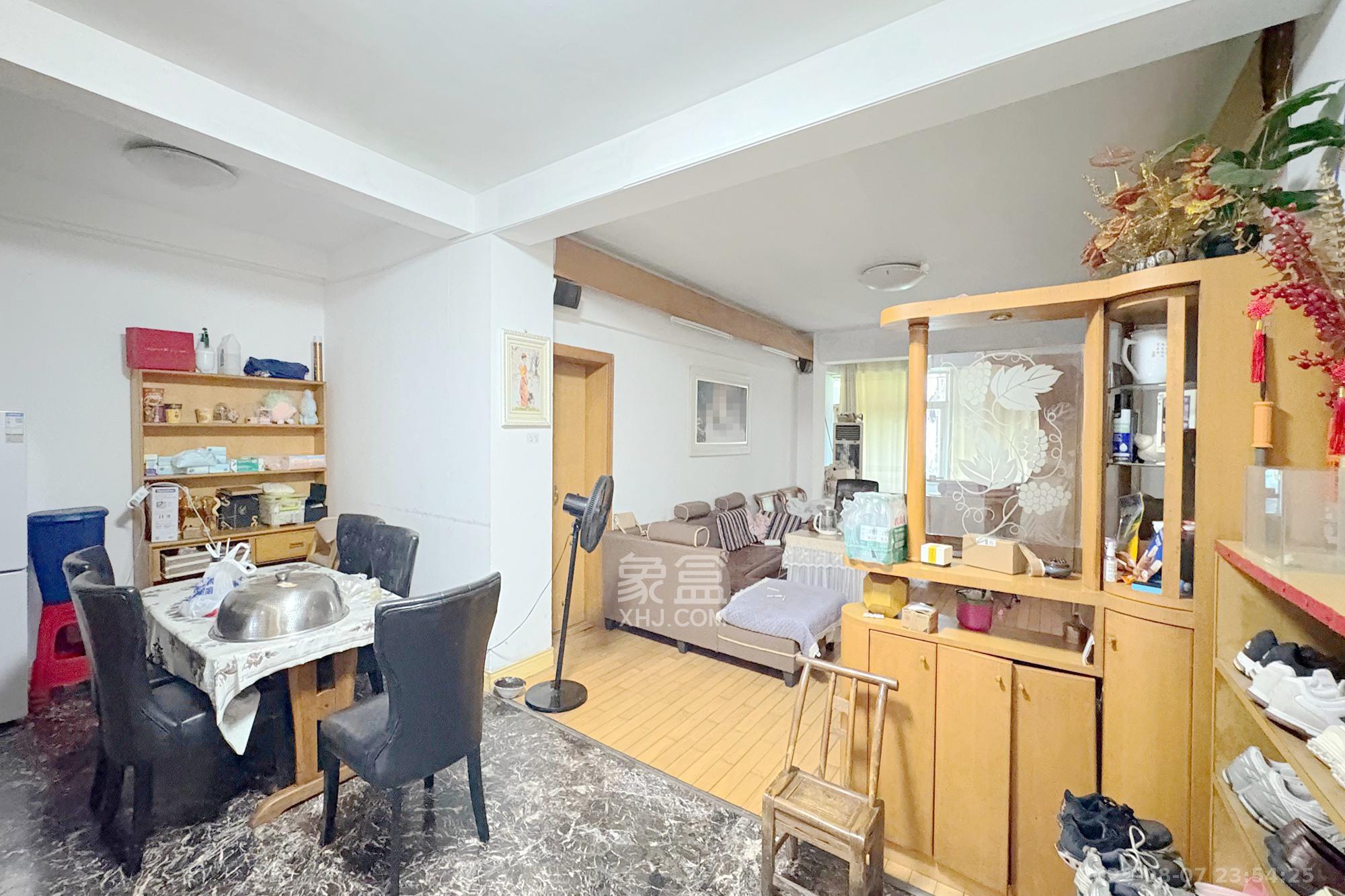 燕山街社区  3室2厅2卫    88.0万客厅