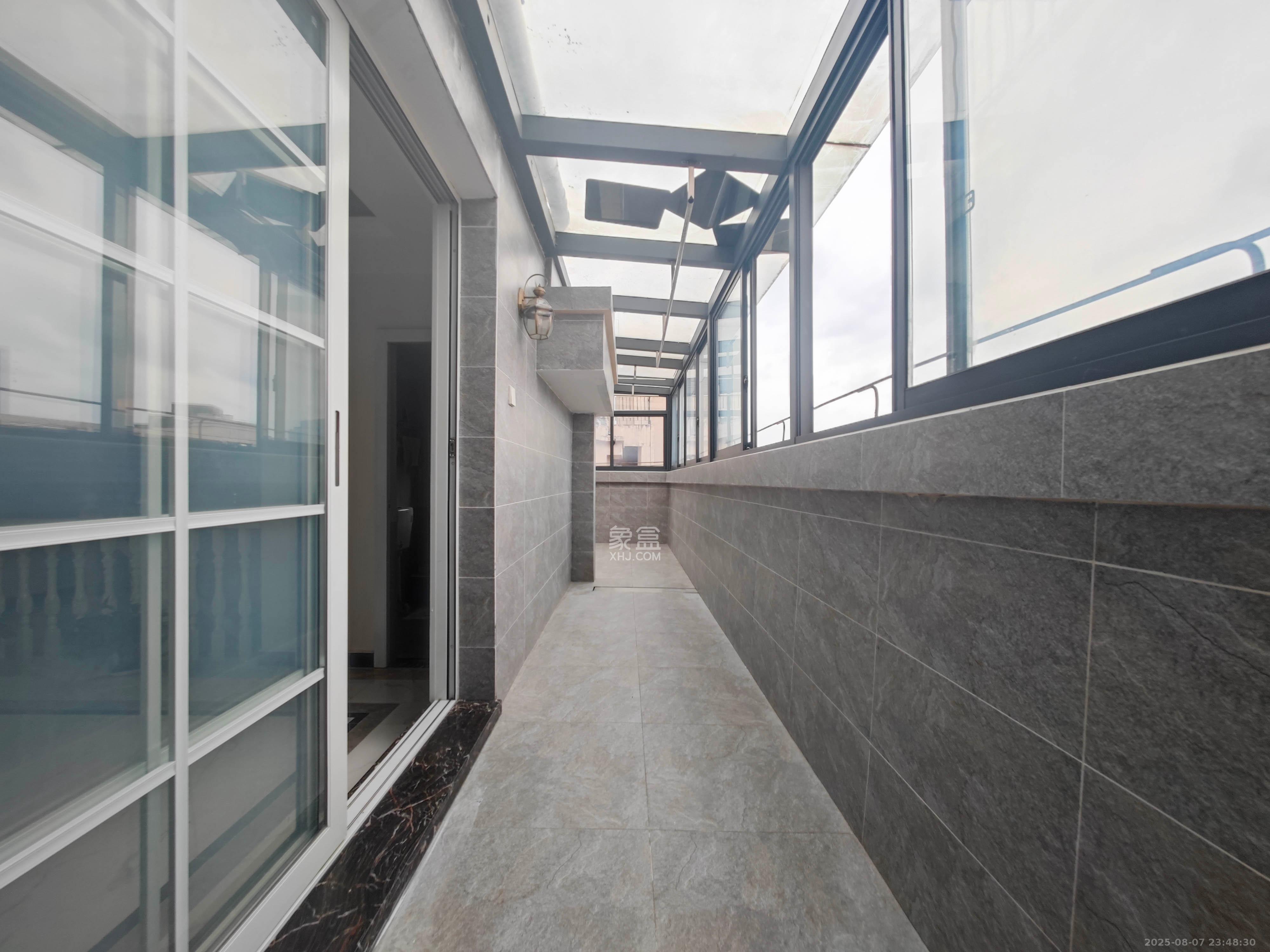 中天瑞景  5室2厅2卫    198.0万 中天瑞景  5室2厅2卫    198.0万阳台