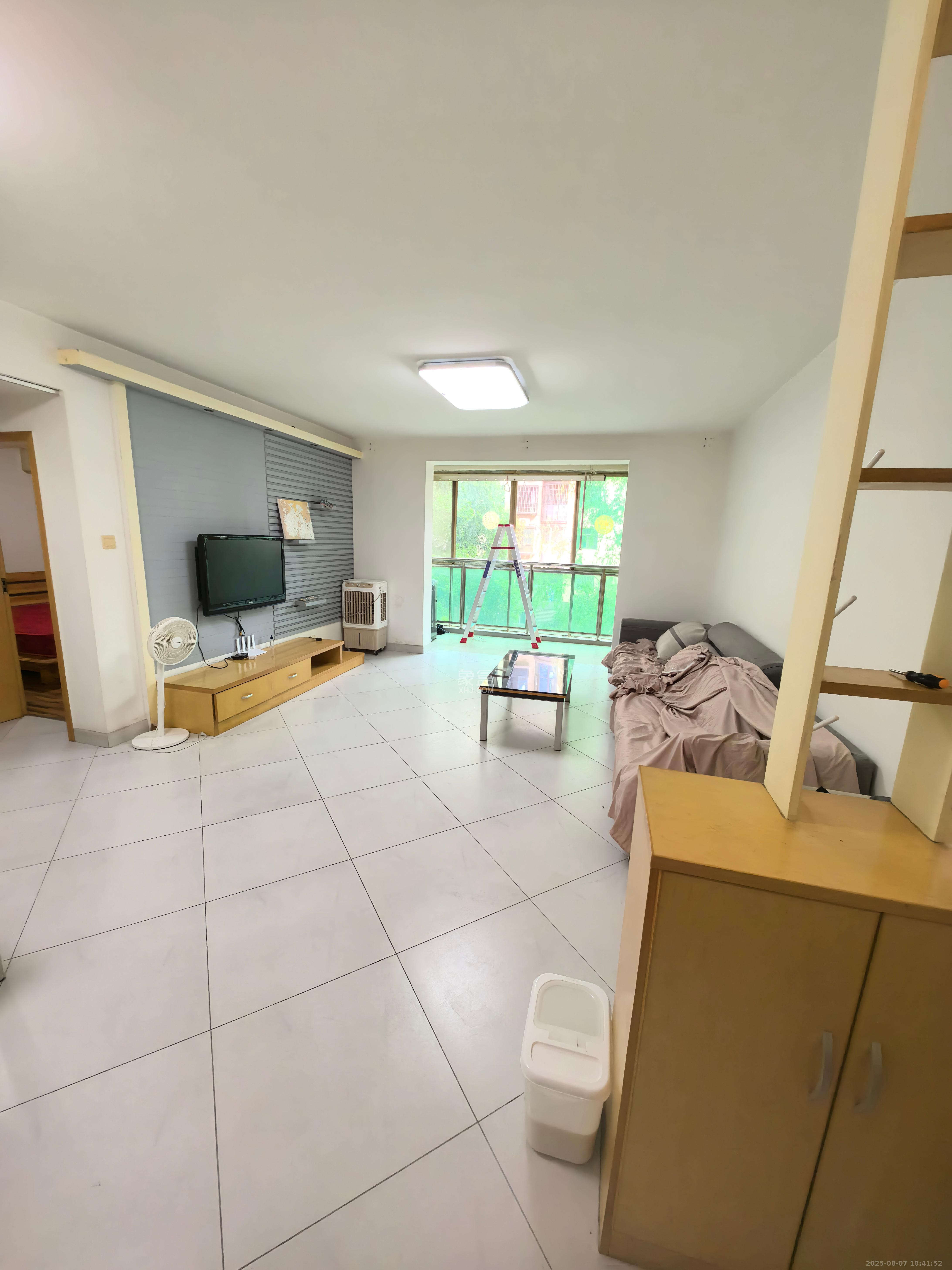 麓谷加州阳光  2室2厅1卫   2300.00元/月
