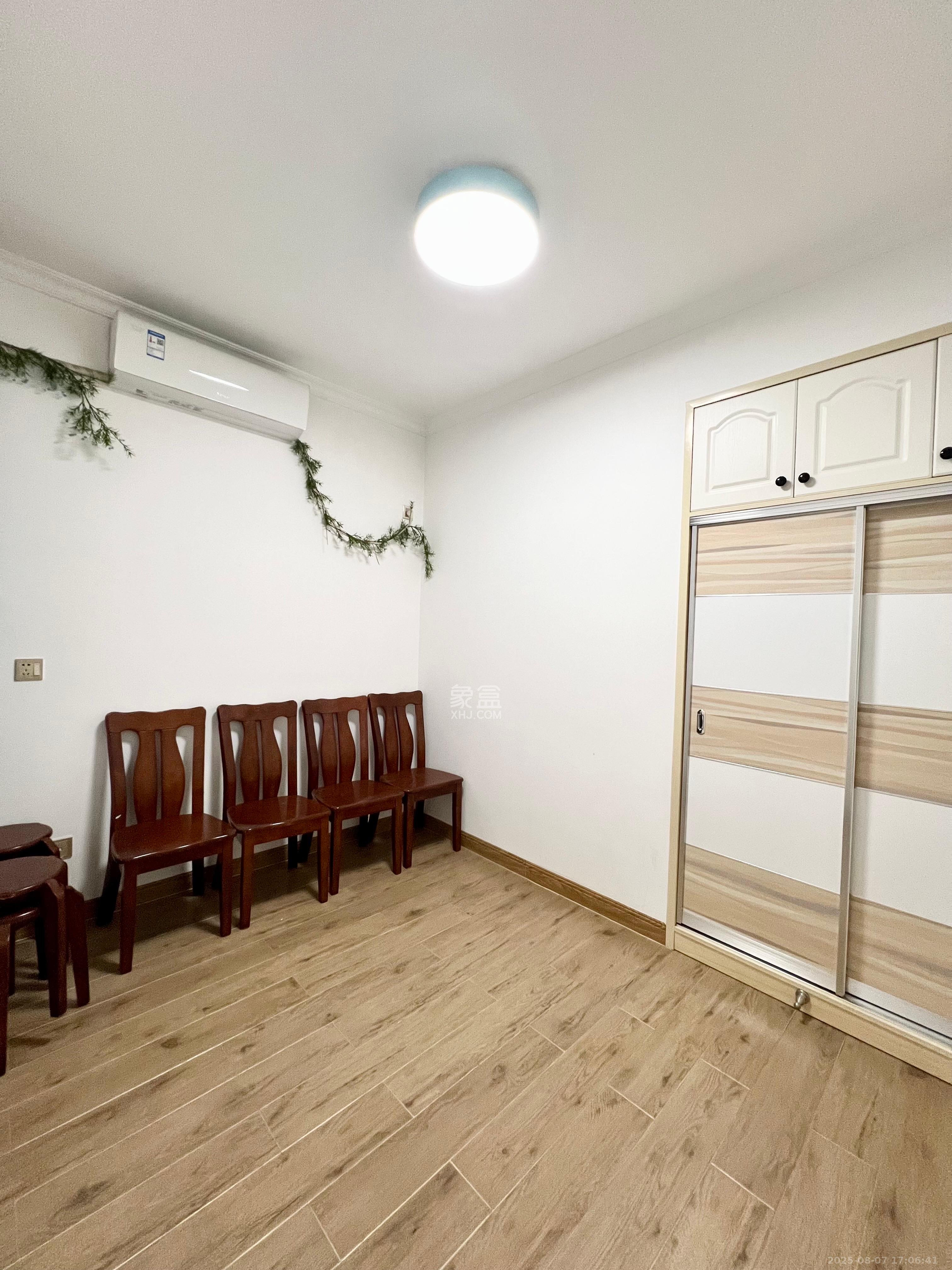 绿地海外滩一期 3室2厅1卫 1900.0元/月 绿地海外滩一期 3室2厅1卫 1900.0元/月室内图