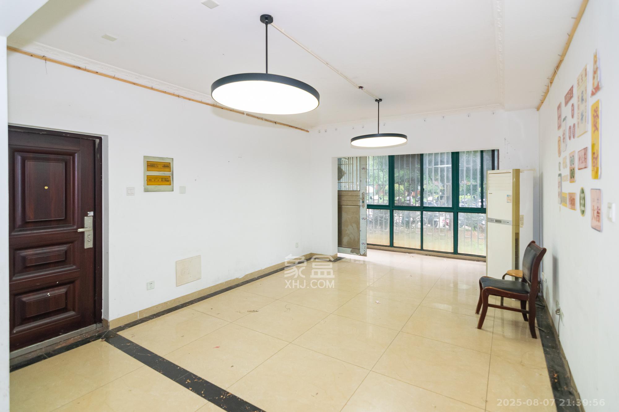 红建滨水铭城  3室2厅3卫    62.0万客厅