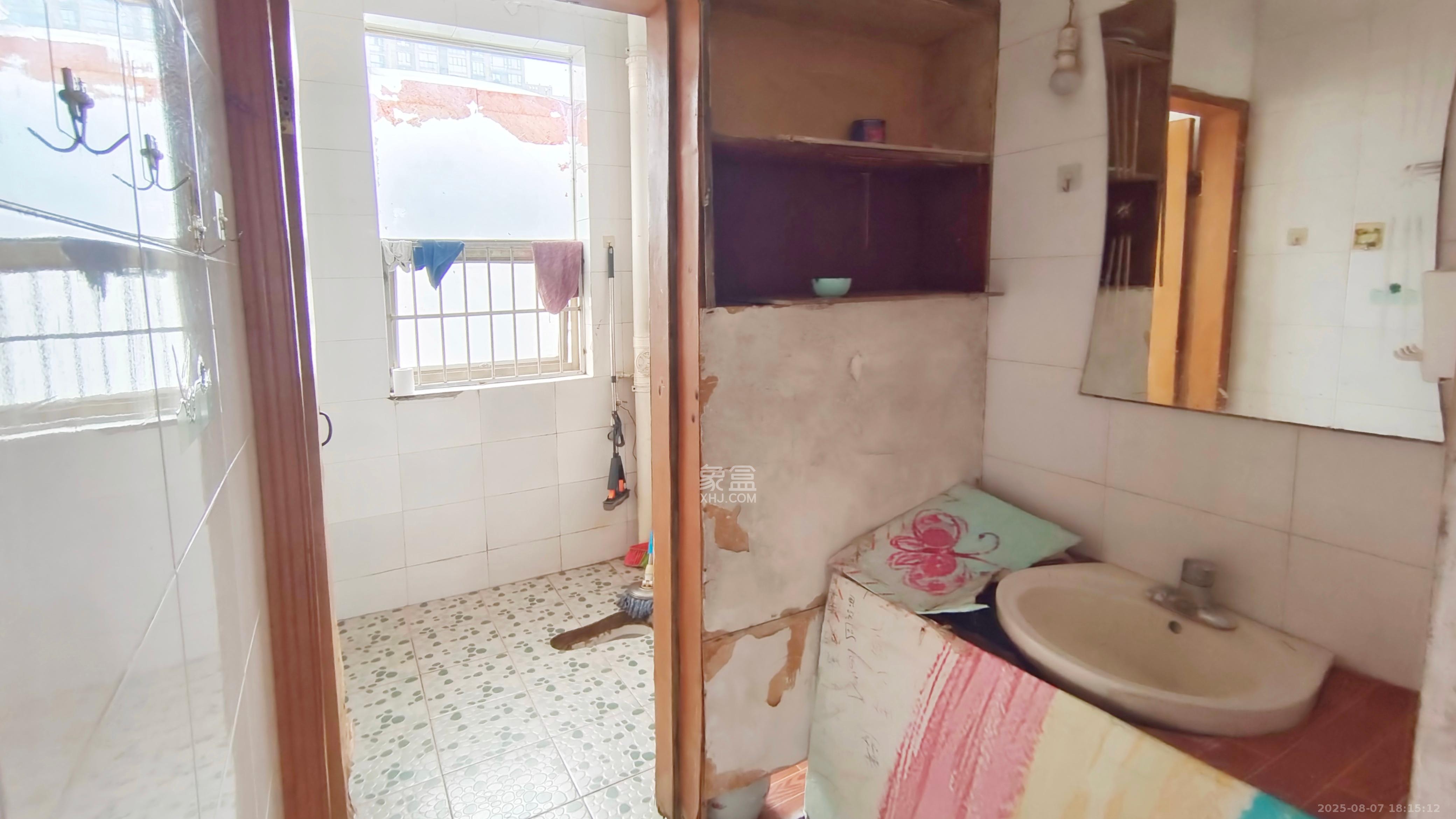 芙蓉公寓 3室2厅1卫 1700.0元/月 芙蓉公寓 3室2厅1卫 1700.0元/月室内图