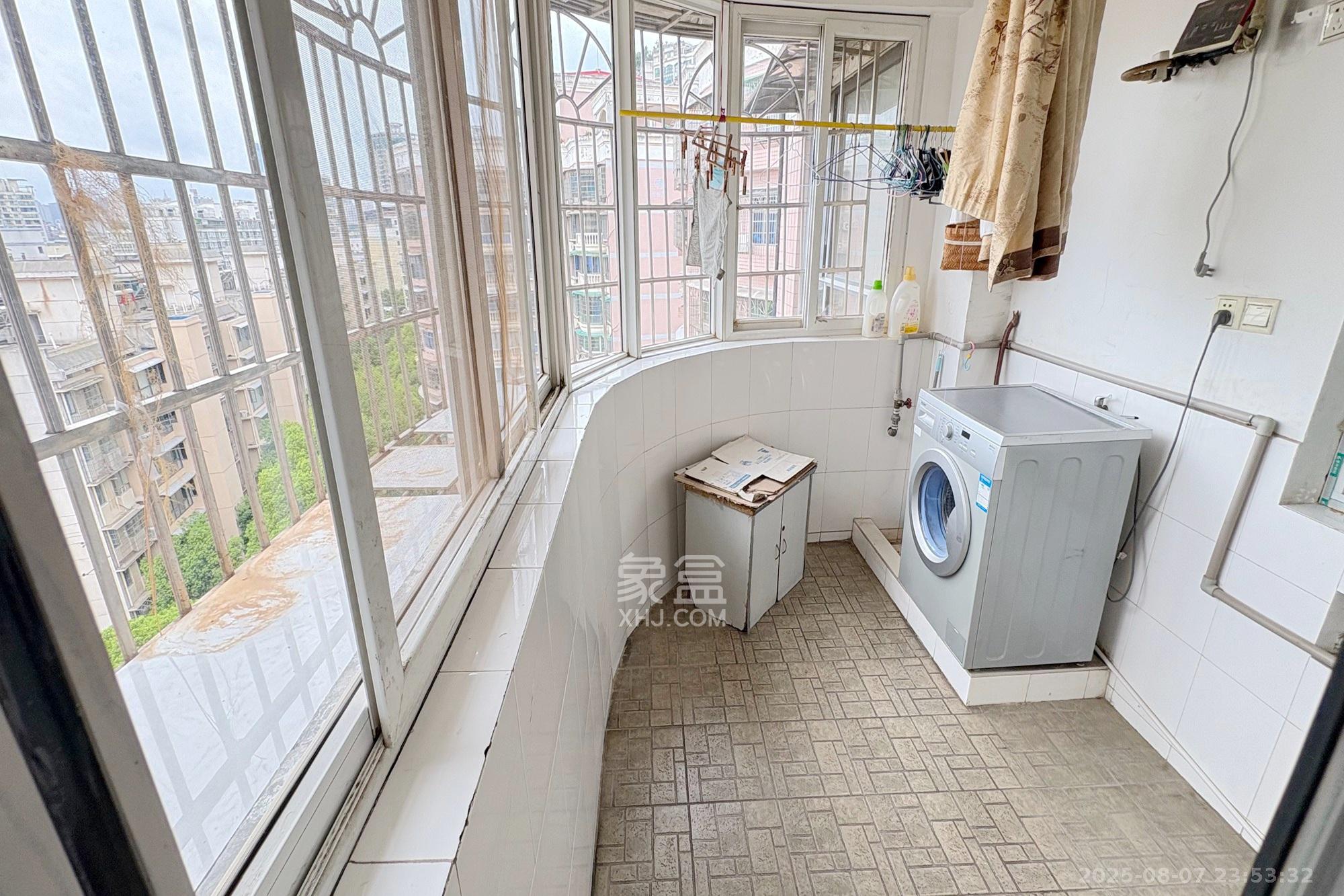 南明苑西区  4室2厅2卫    152.8万 南明苑西区  4室2厅2卫    152.8万阳台