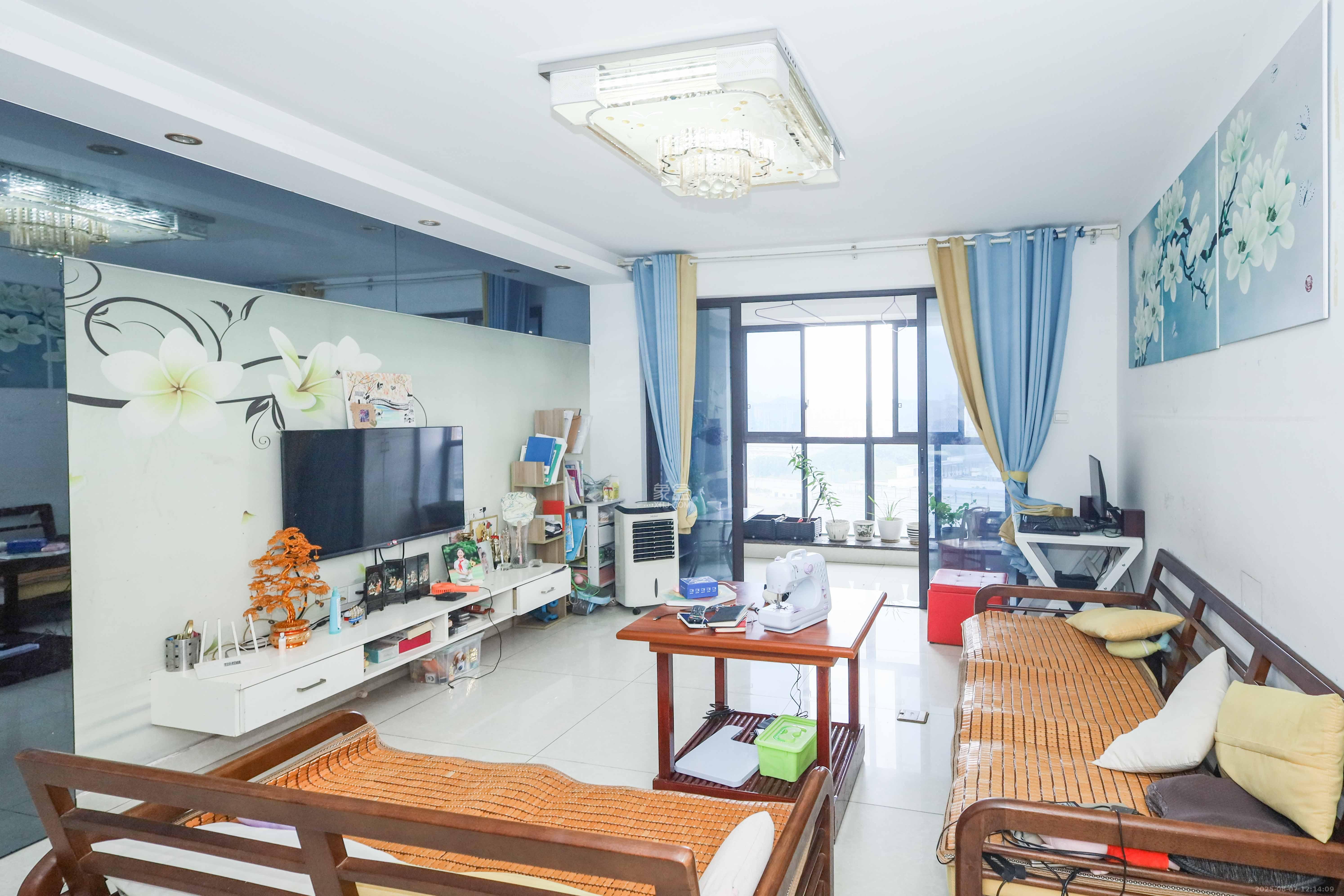 保利麓谷林语F区  3室2厅2卫    92.0万 保利麓谷林语F区  3室2厅2卫    92.0万客厅