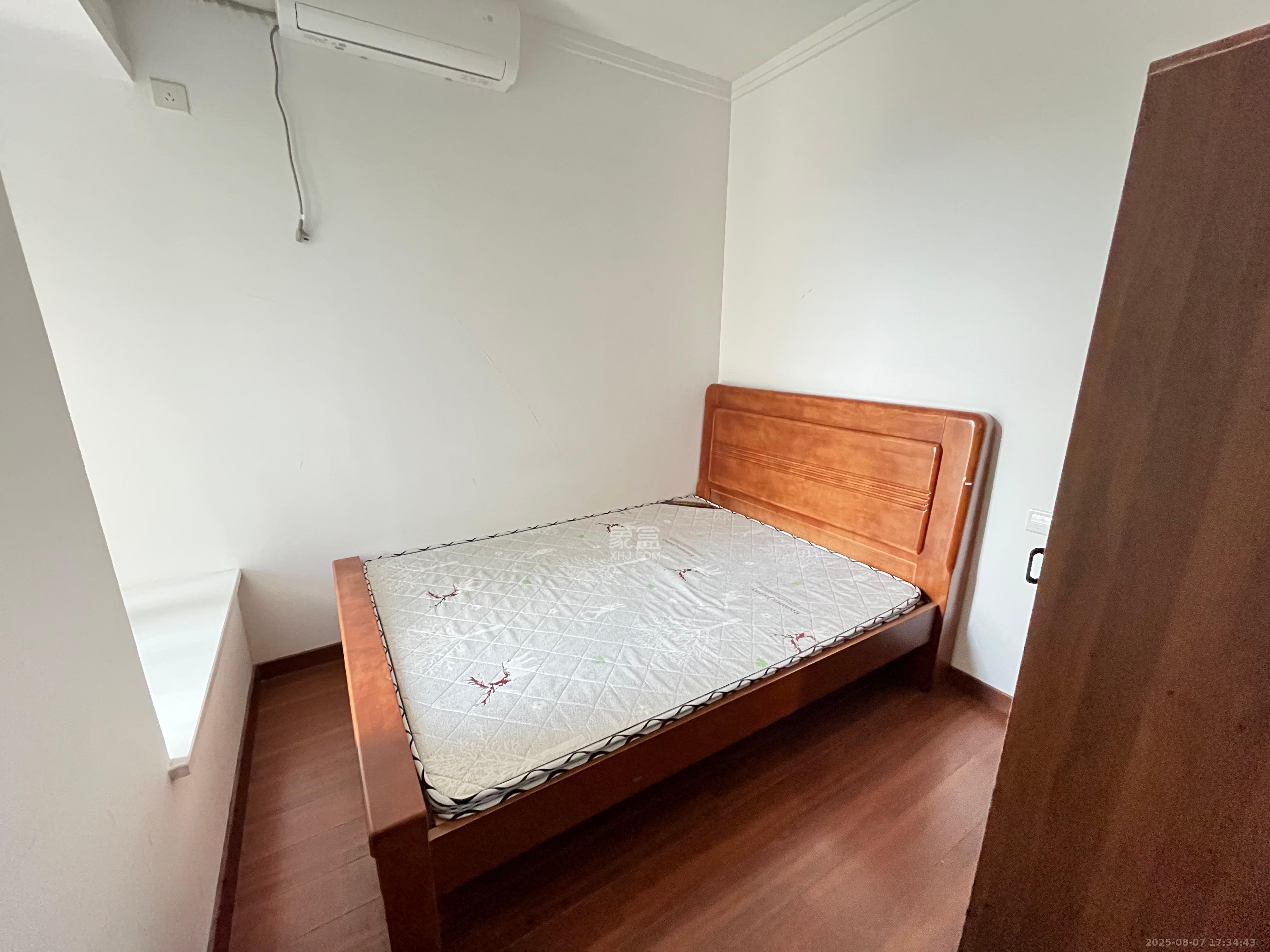 荣泰广场 3室2厅1卫 2400.0元/月 荣泰广场 3室2厅1卫 2400.0元/月室内图