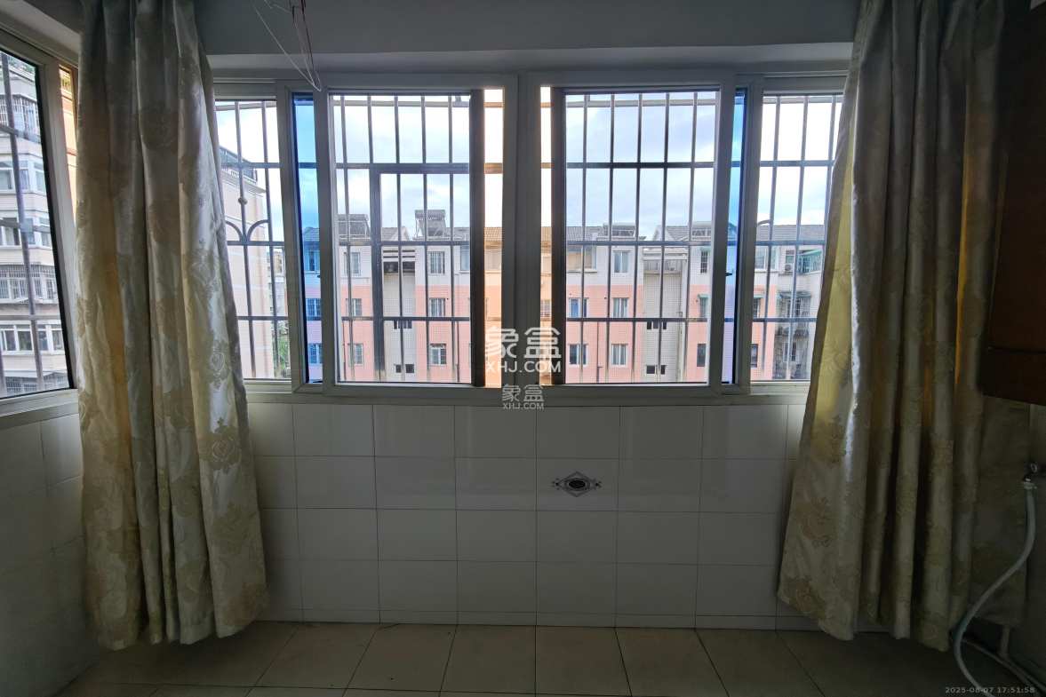 森宇佳园 3室2厅2卫 2500.0元/月 森宇佳园 3室2厅2卫 2500.0元/月室内图