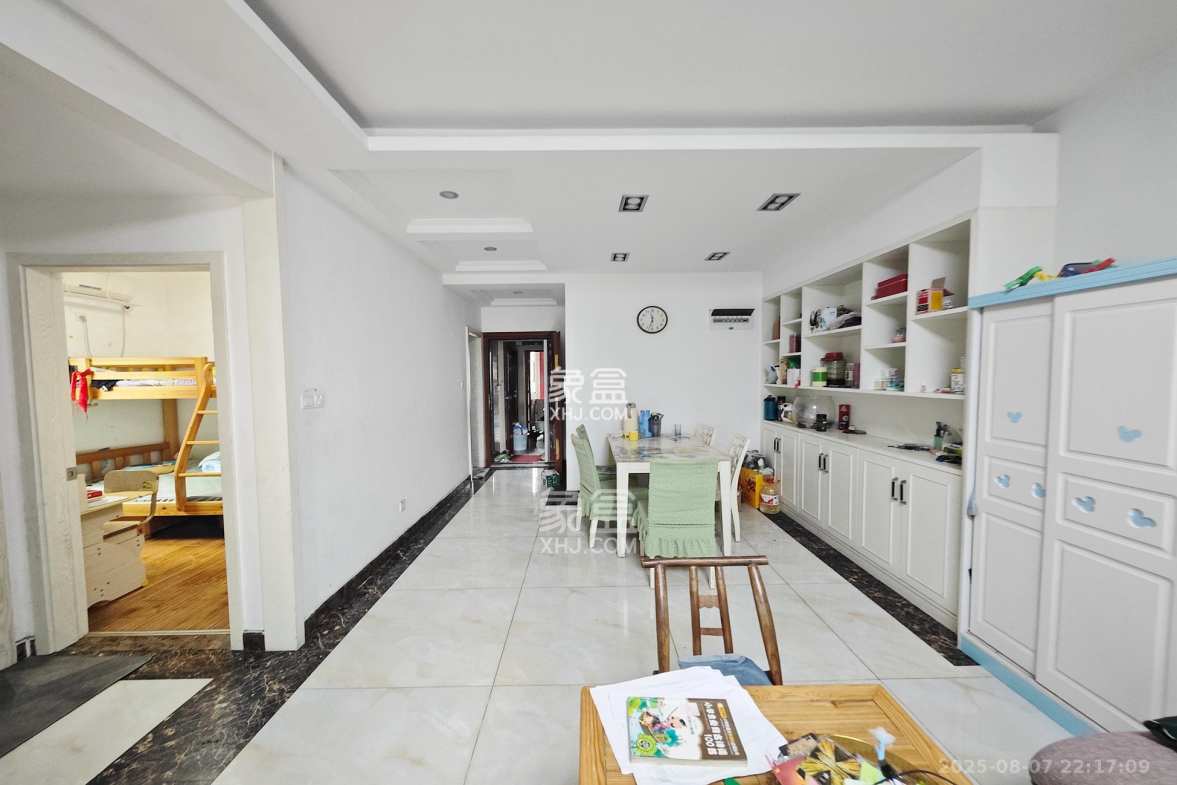 新城新世界一二三期 2室1厅1卫 79.8万 新城新世界一二三期 2室1厅1卫 79.8万客厅