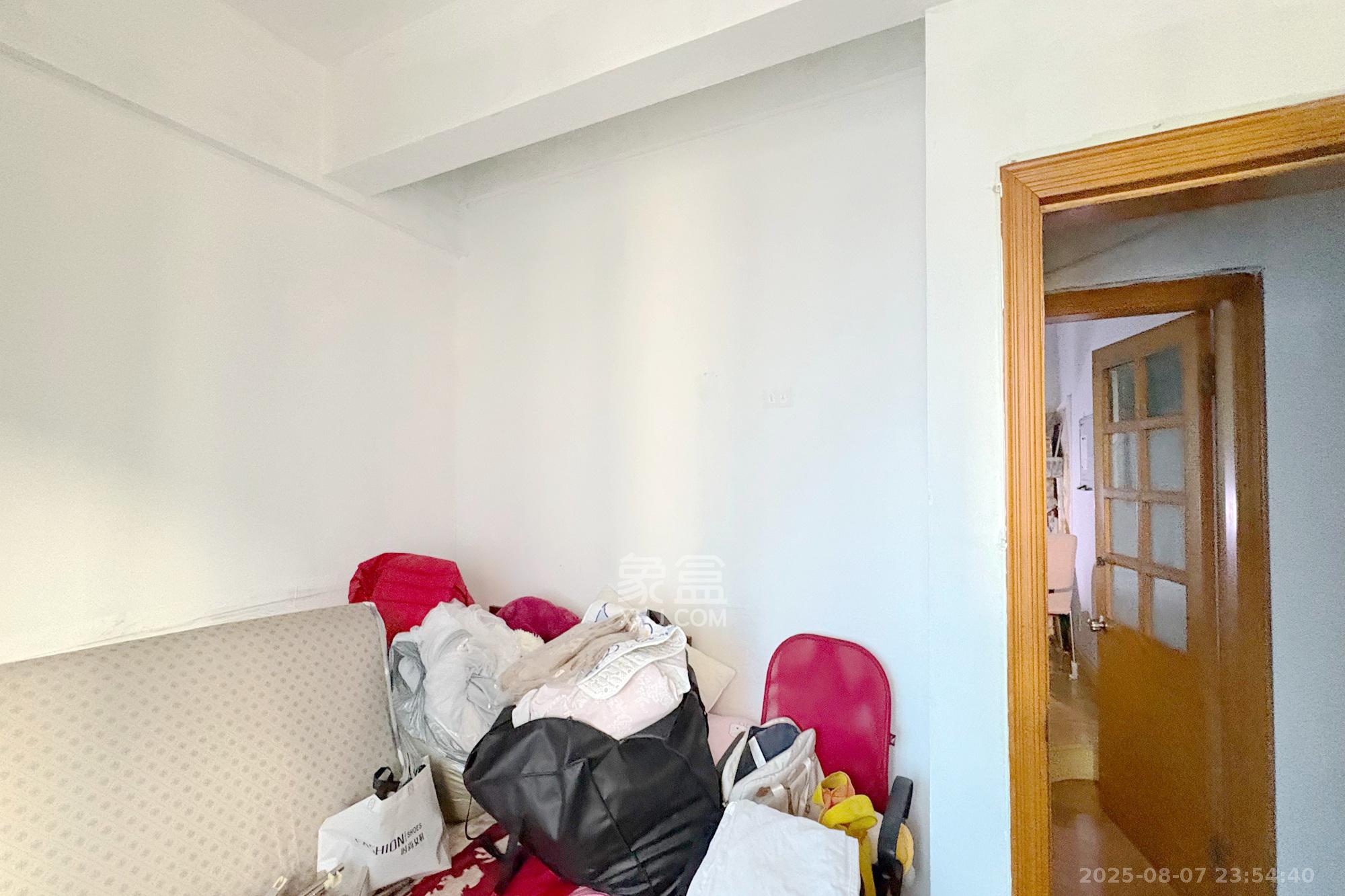 燕山街社区  3室2厅2卫    88.0万卧室