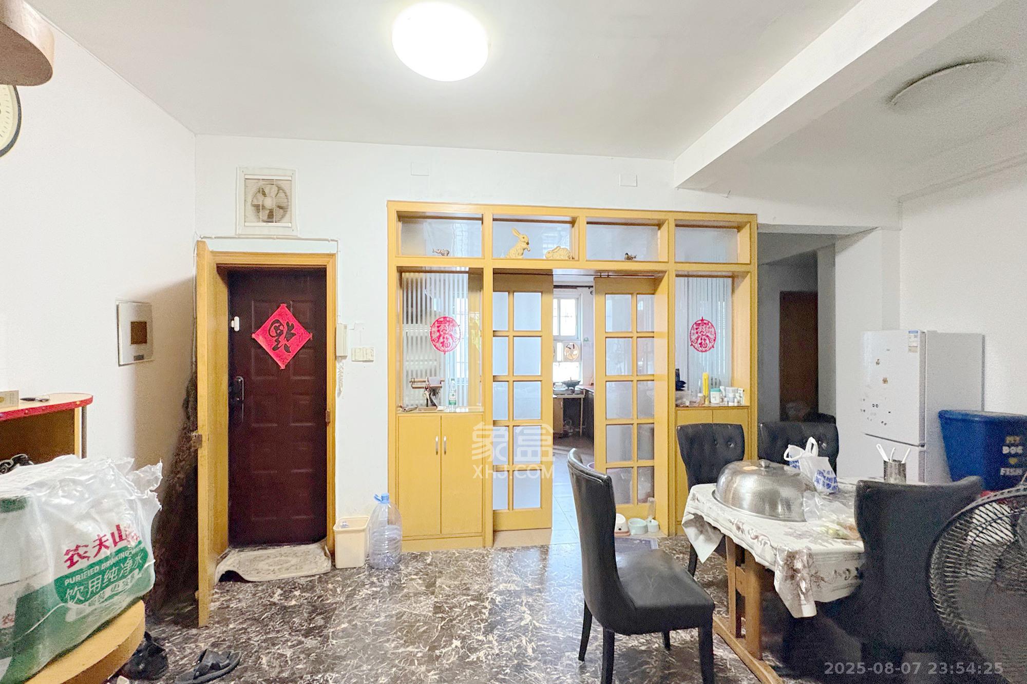 燕山街社区  3室2厅2卫    88.0万客厅