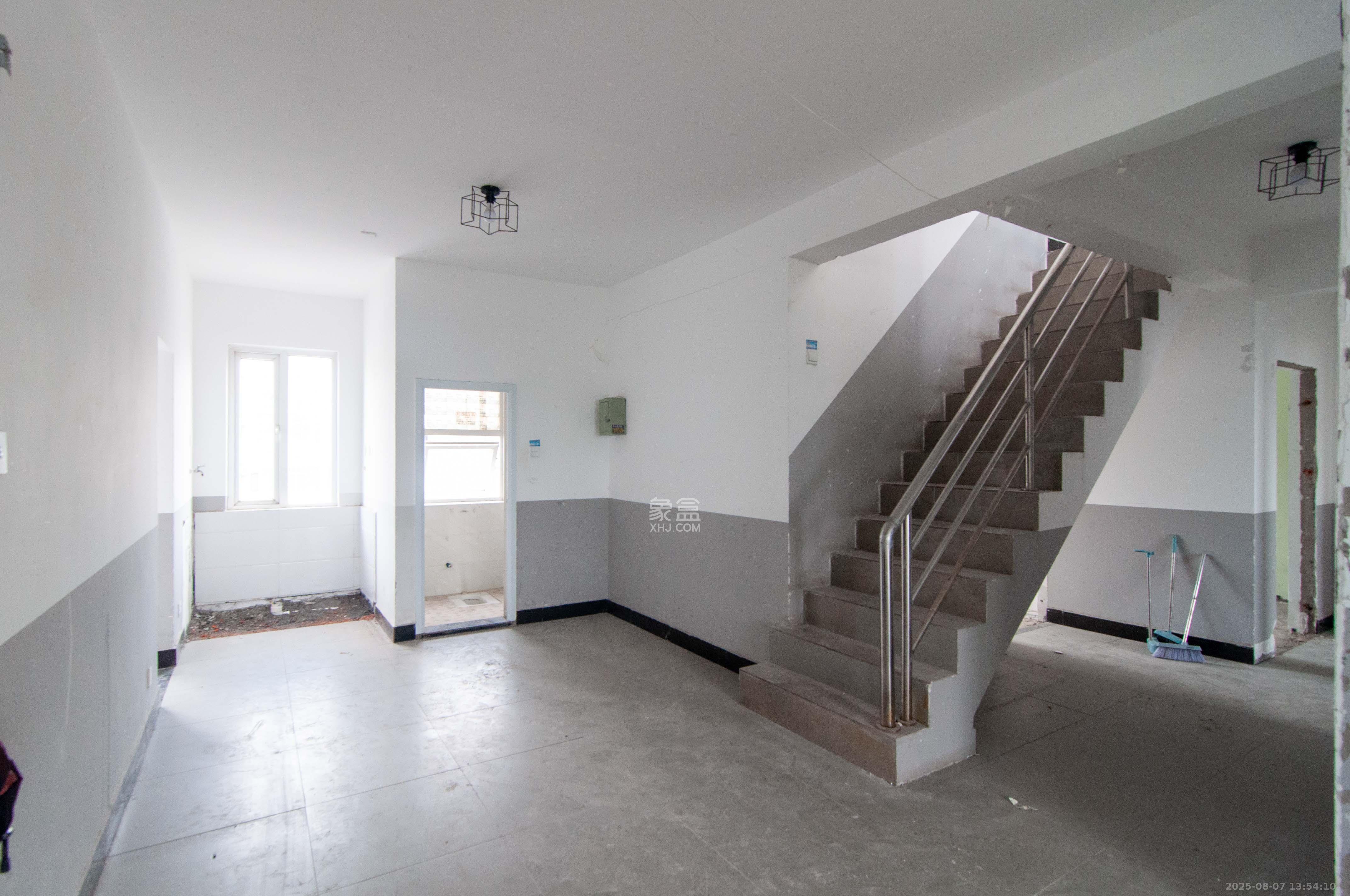 麓阳和景雅苑 5室2厅3卫 200.0万 麓阳和景雅苑 5室2厅3卫 200.0万客厅