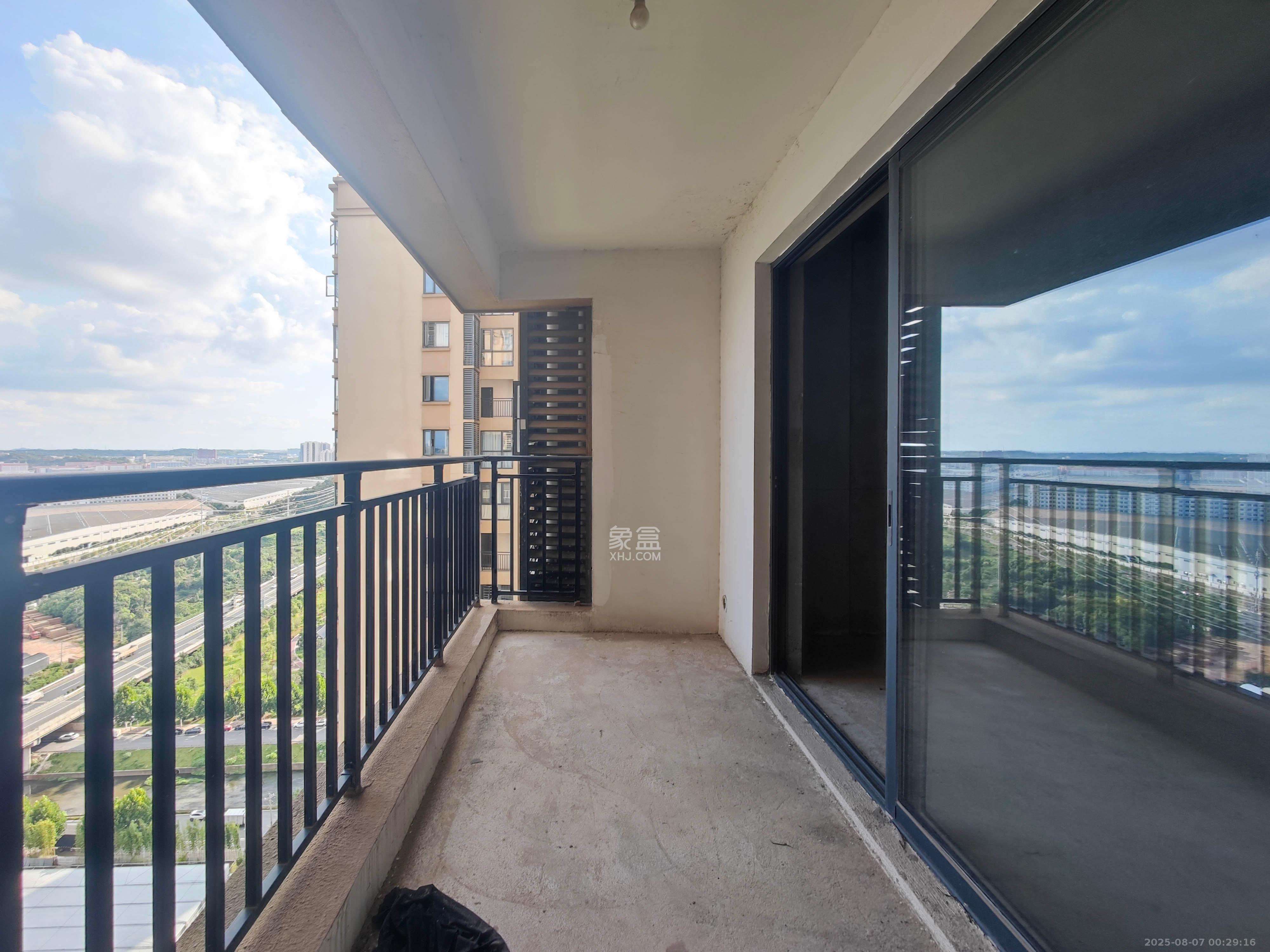 中建嘉和城  3室2厅2卫    79.8万阳台